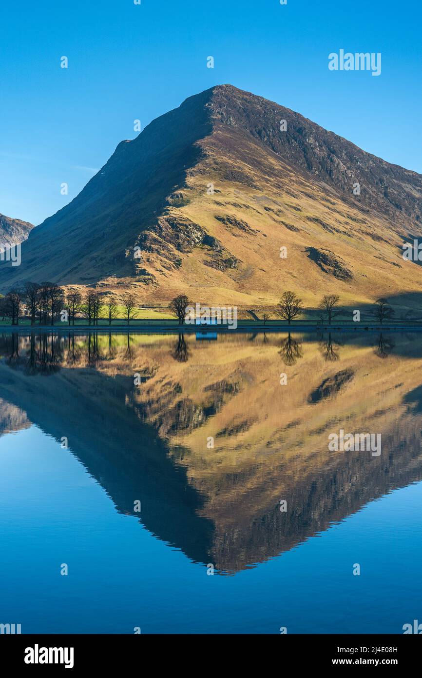 Fleetwith Pike se reflète dans Buttermere Cumbria Banque D'Images