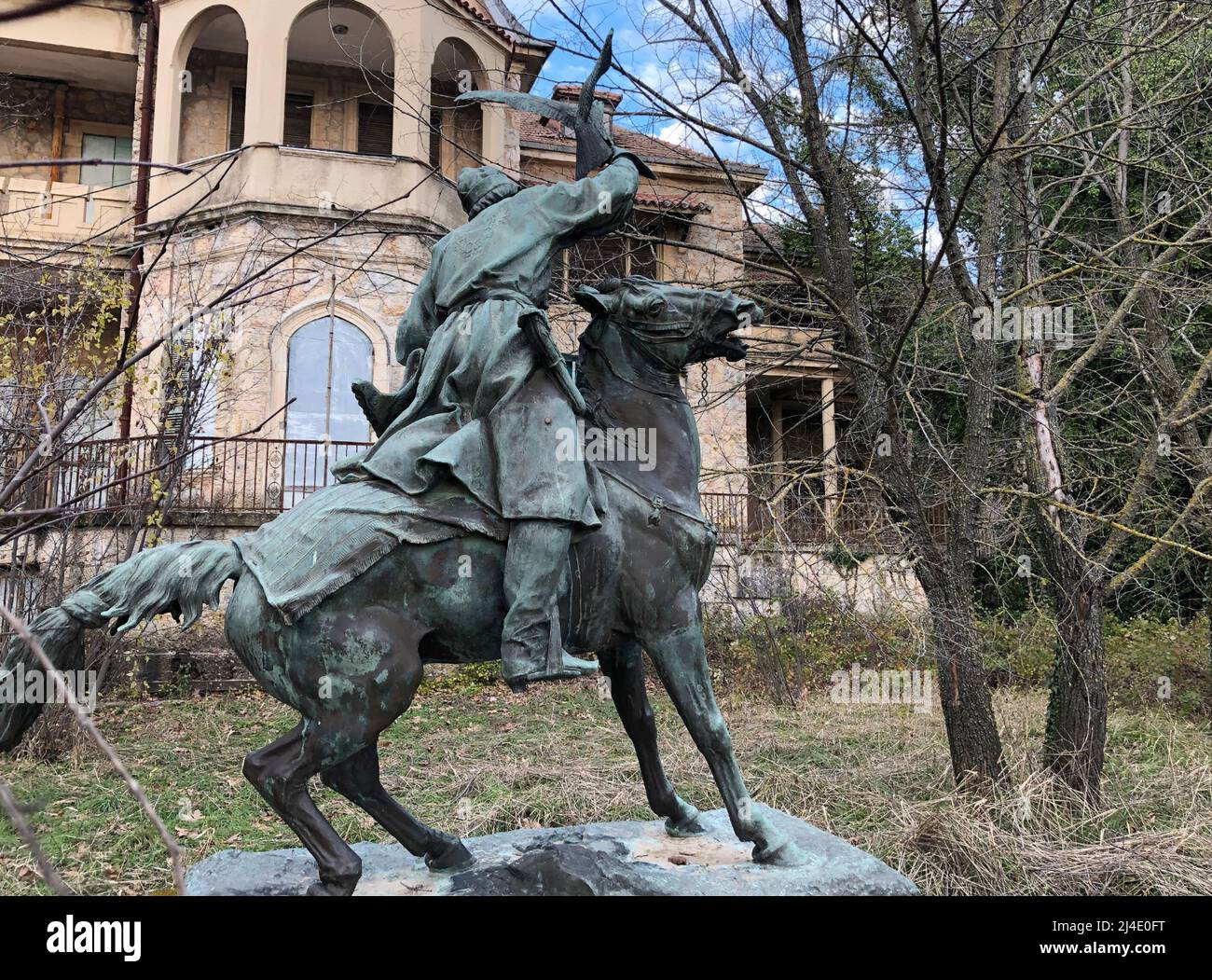 Sculpture d'un chasseur à cheval au Palais d'été de l'ancienne famille royale grecque à Tatoi, Acharnes, Grèce Banque D'Images