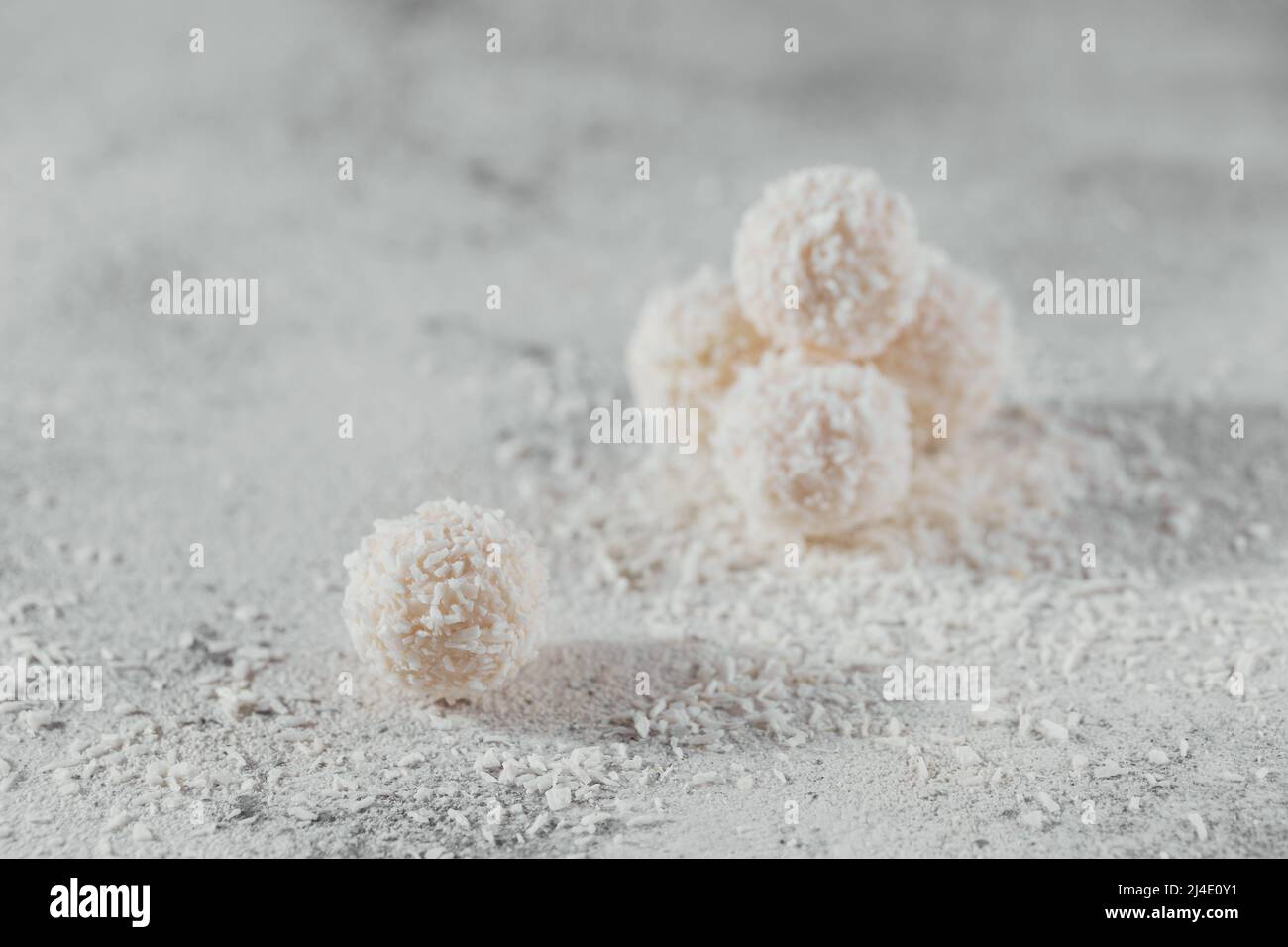 Boules sugarfree de noix de coco saines en flocons de coco sur fond blanc Banque D'Images