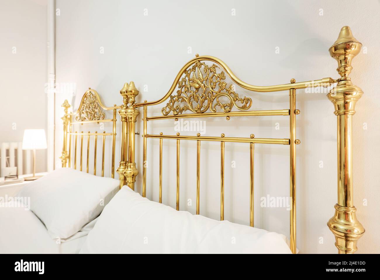Têtes de lit en métal doré baroque dans une chambre principale Photo Stock  - Alamy