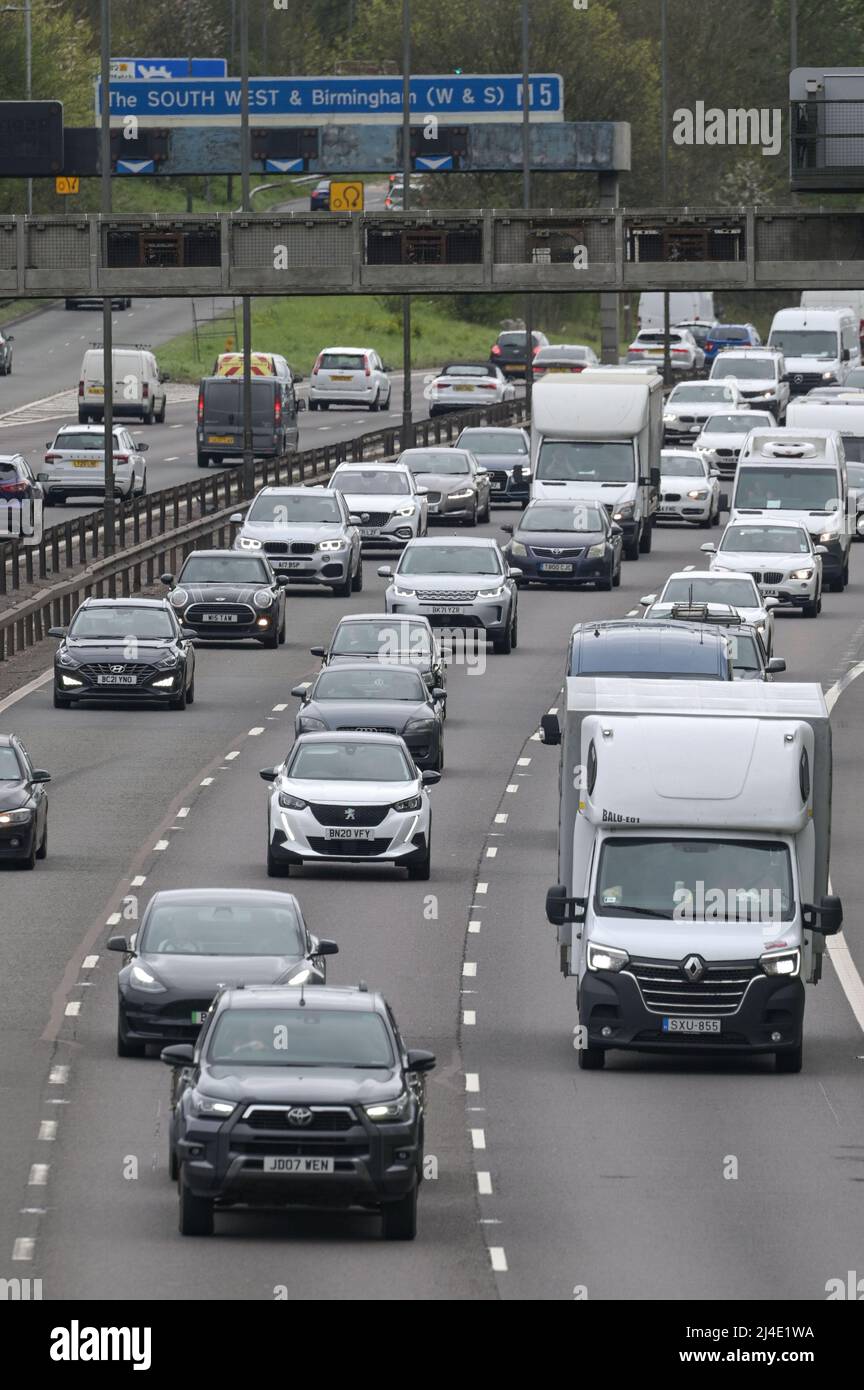 West Bromwich, Birmingham, Angleterre, 14 avril 2022. Le trafic des jours fériés se développe sur l'autoroute M5 près de West Bromwich alors que les automobilistes essaient d'obtenir une escapade tôt le matin avant les routes fortement encombrées prévues le vendredi Saint. Le tronçon d'autoroute rejoint la M6 en direction du nord vers Wolverhampton et en direction du sud vers Londres. Crédit : arrêtez Press Media/Alamy Live News Banque D'Images