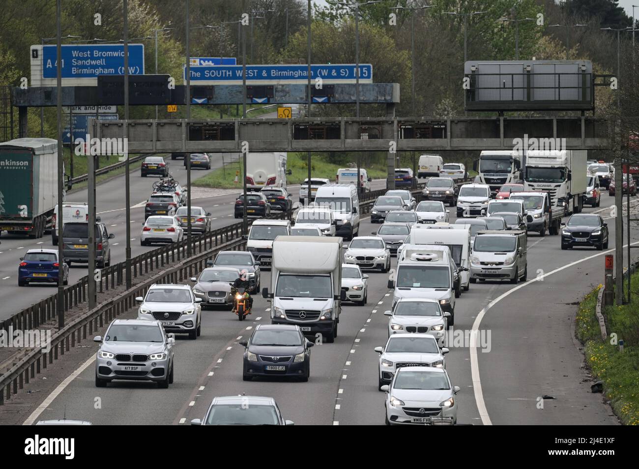 West Bromwich, Birmingham, Angleterre, 14 avril 2022. Le trafic des jours fériés se développe sur l'autoroute M5 près de West Bromwich alors que les automobilistes essaient d'obtenir une escapade tôt le matin avant les routes fortement encombrées prévues le vendredi Saint. Le tronçon d'autoroute rejoint la M6 en direction du nord vers Wolverhampton et en direction du sud vers Londres. Crédit : arrêtez Press Media/Alamy Live News Banque D'Images