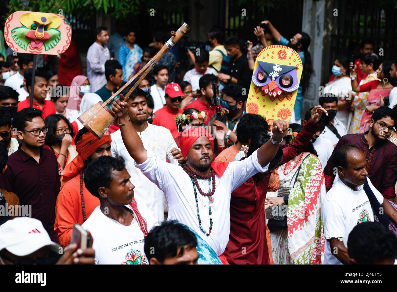 Dhaka, Bangladesh. 14th avril 2022. Les gens marchent dans la rue pour célébrer le premier jour du nouvel an bengali. Le peuple bangladais participe à une parade colorée pour célébrer le premier jour du nouvel an bengali ou de Pohela Boishakh le 14 avril. Des milliers de bangladais le célèbrent avec différents rassemblements colorés, des programmes culturels avec de la danse et de la musique traditionnelles, cette année bengali a été introduite sous le régime de l'empereur Akbar pour faciliter la collecte des revenus au 16th siècle. (Photo de Piyas Biswas/SOPA Images/Sipa USA) crédit: SIPA USA/Alay Live News Banque D'Images