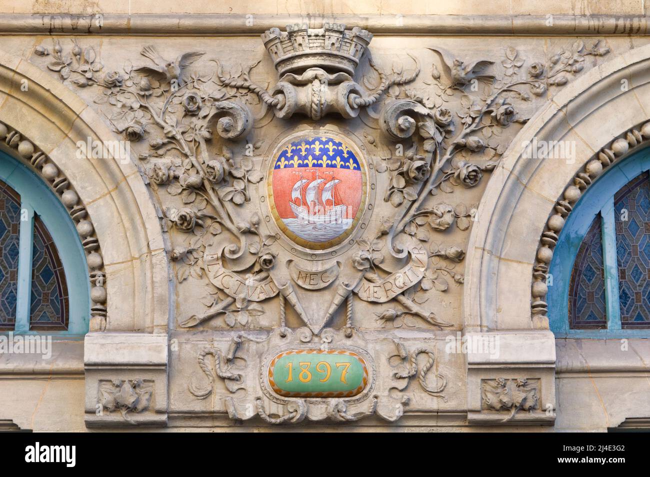 Fluctuat nec mergitur (jeté, mais non coulé) - armoiries de Paris - Lycee Paul Bert, rue Huyghens (14 arrondissement) Banque D'Images