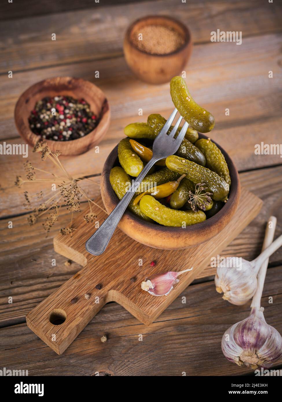 Cornichons, concombre mariné sur une fourchette, bol de légumes marinés Banque D'Images