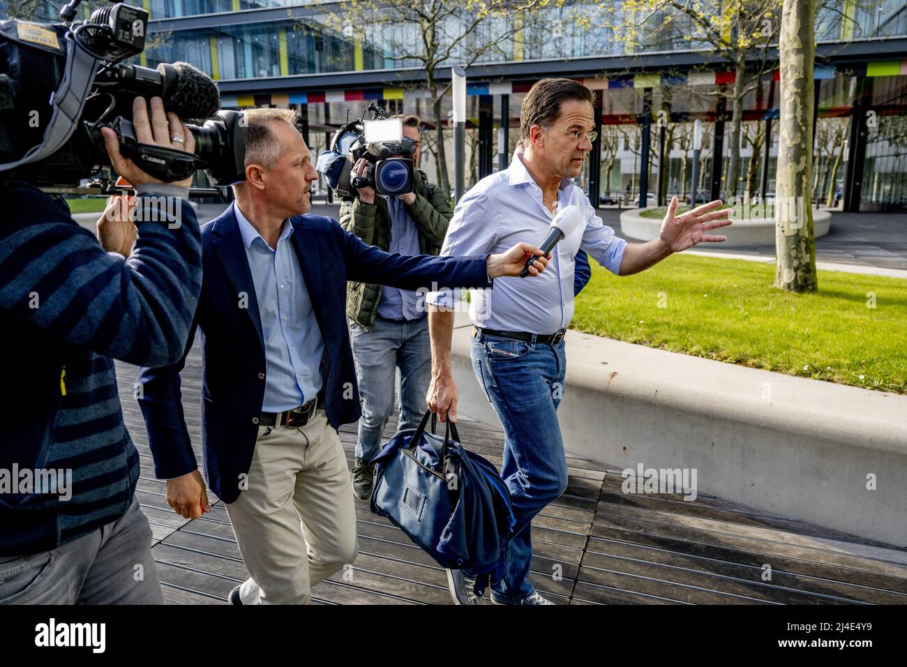 2022-04-14 17:59:53 LA HAYE - le Premier ministre Mark Rutte arrive au ministère des Finances pour la poursuite de la consultation de la coalition sur le Mémorandum de printemps. ANP ROBIN UTRECHT pays-bas - belgique sortie Banque D'Images