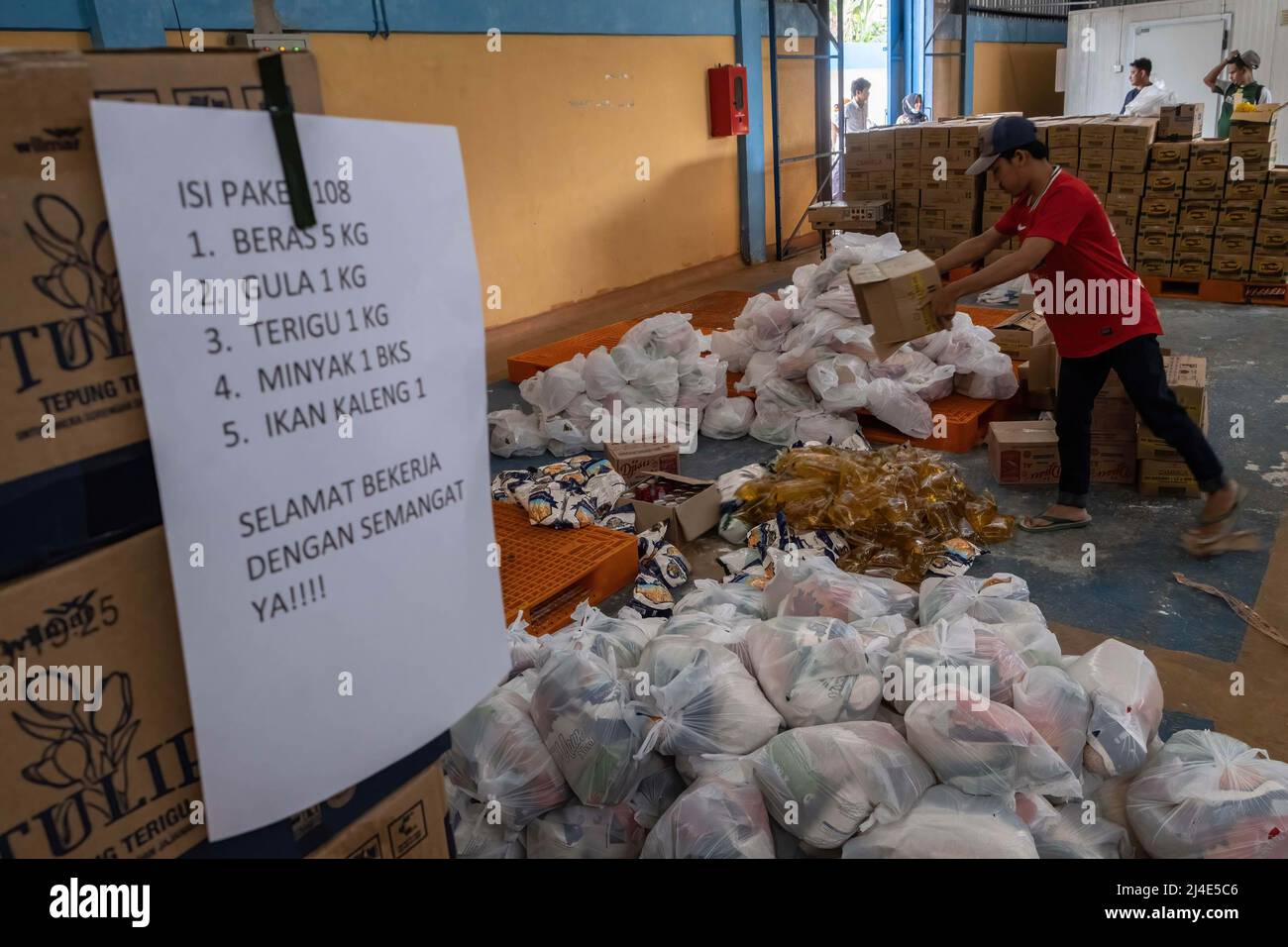 Kendari, Sulawesi du Sud-est, Indonésie. 14th avril 2022. Un officier fait des paquets de nécessités de base bon marché à vendre au public. Après que les prix ont grimpé à la mi-mars en raison de l'impact de la guerre Russie-Ukraine, L'Agence de logistique de l'État de Sulawesi du Sud-est (BULOG) a préparé 28 mille paquets alimentaires de base à des prix abordables pour répondre aux besoins de la communauté et maintenir la stabilité des prix alimentaires de base dans ce mois de Ramadan jusqu'à l'Eid al-Fitr. Crédit : ZUMA Press, Inc./Alay Live News Banque D'Images