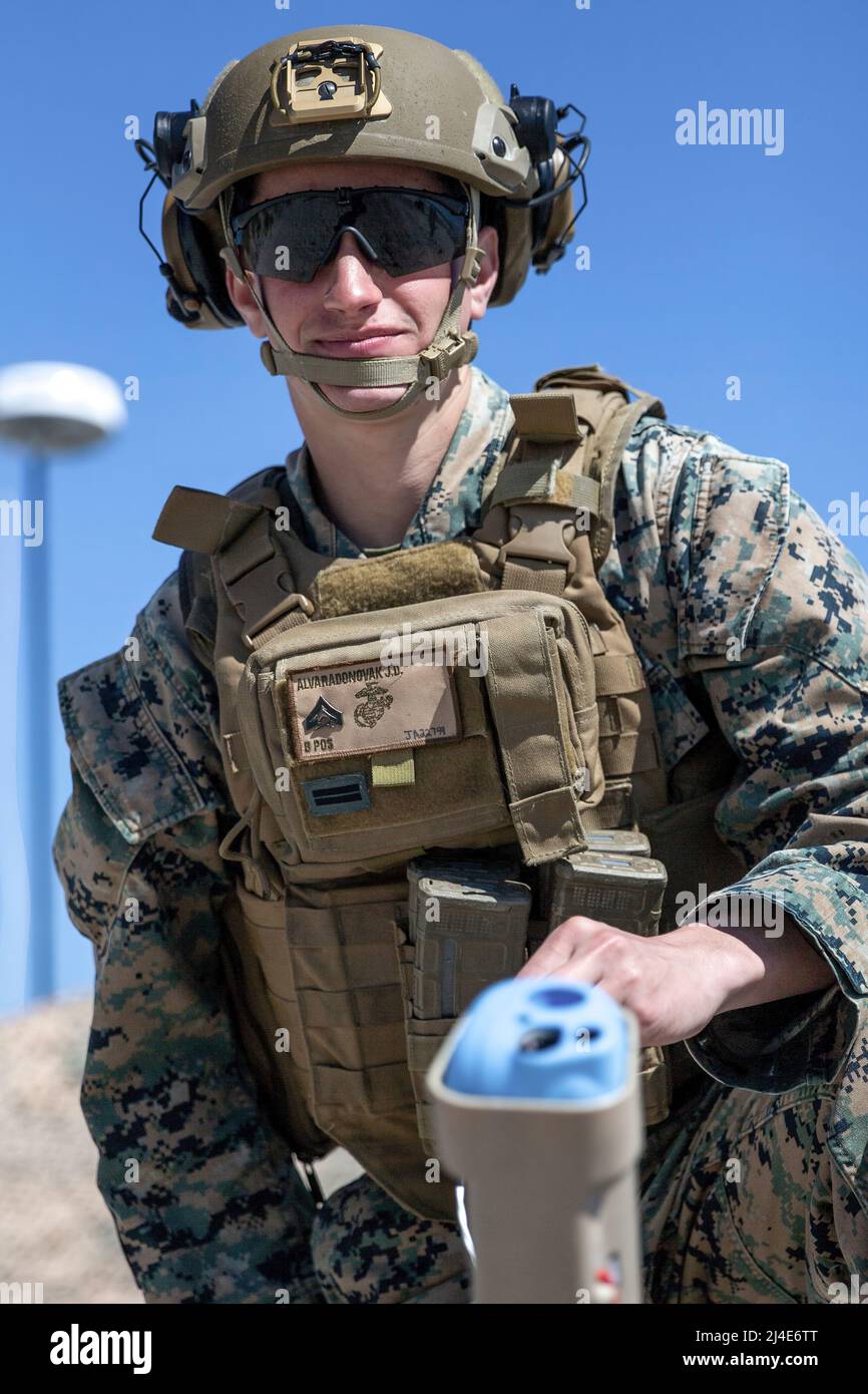 Caporal du corps des Marines des États-Unis Julian Alvarado, un tireur de missiles anti-chars et originaire de San Diego avec 2D Bataillon de reconnaissance léger d'armes, 2D Division Marine, se prépare à lancer un système d'avions sans pilote Switchblade pendant l'exercice littoral II (LEX II) sur le Camp Lejeune, Caroline du Nord, le 3 mars 2022. Au cours du LEX II, les marins et les marins visent à mettre en pratique leur capacité à décourager le comportement coercitif d’un adversaire notionnel et à contribuer directement par la dissuasion au moyen de systèmes technologiques de pointe. La division a mis à l'essai de nouvelles tactiques et de nouvelles formations avec reconnaissance multidomaine et contre-reconnaissance Banque D'Images