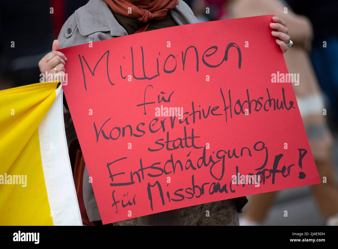 Cologne, Allemagne. 14th avril 2022. Les activistes tiennent un carton rouge  avec l'inscription « les lions pour le Collège conservateur au lieu d'une  indemnisation pour les victimes d'abus! ». Le mouvement de