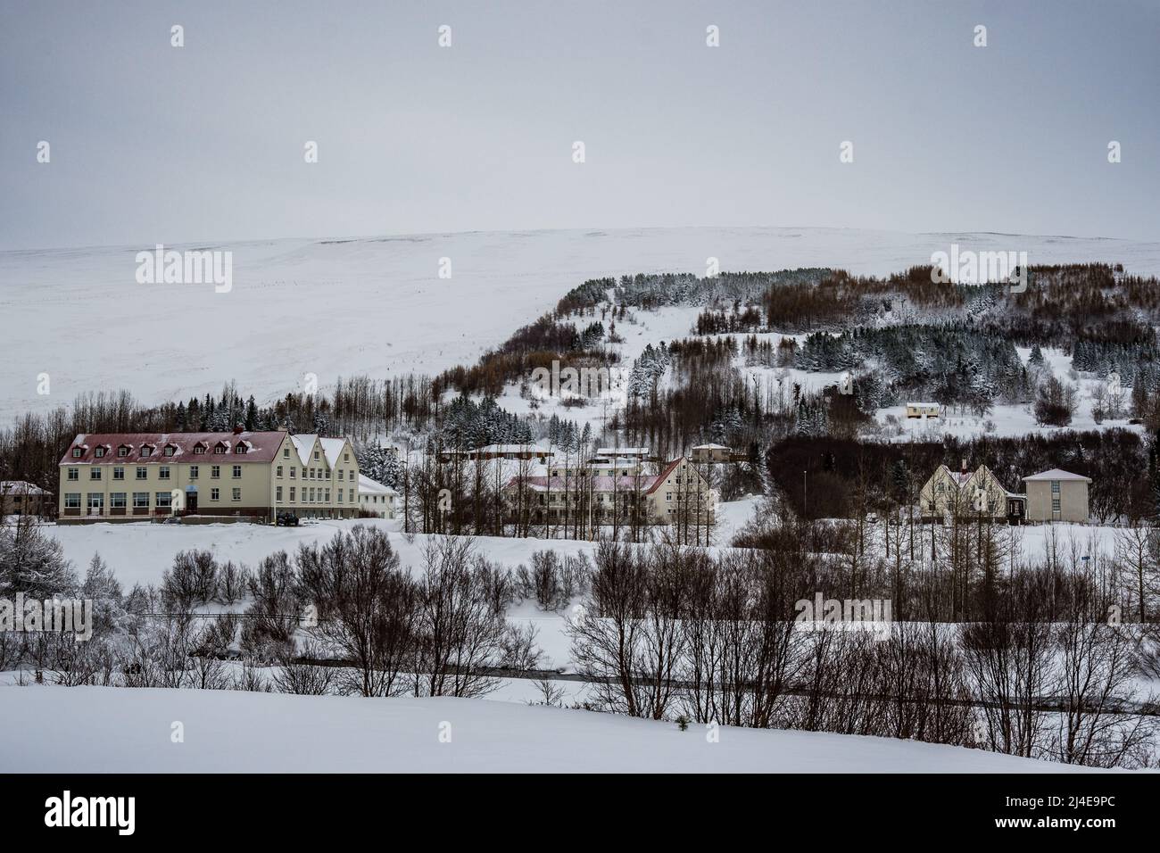 Village de Laugar à Reykjavadalur dans le nord de l'Islande par une journée d'hiver nuageux Banque D'Images