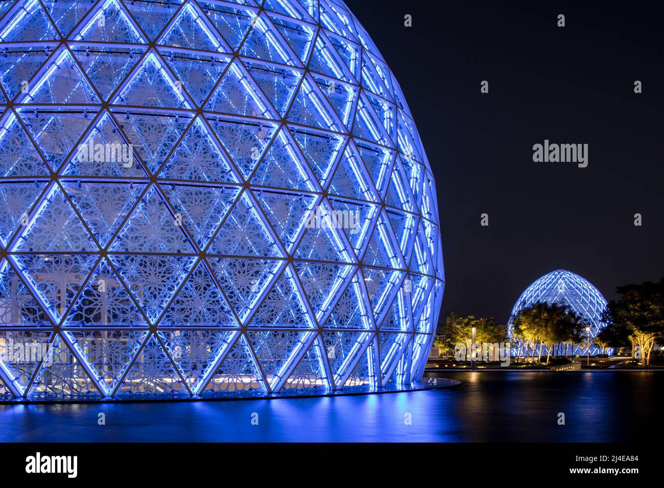 ABU DHABI, ÉMIRATS ARABES UNIS - 21 octobre 2021 : entrée des visiteurs à la Grande Mosquée Sheikh Zayed (SZGM) à Abu Dhabi. Banque D'Images