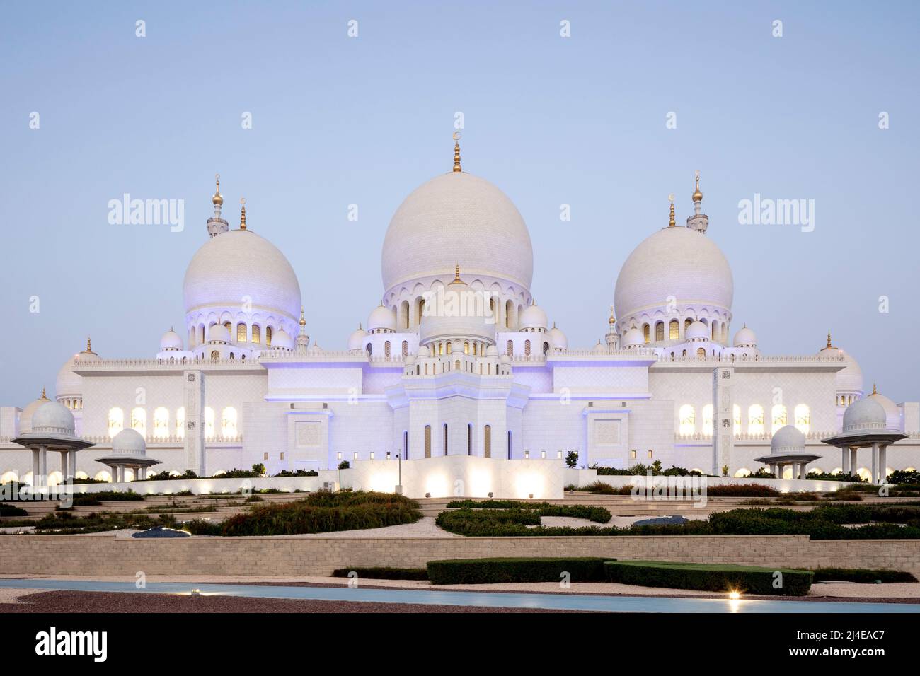 ABU DHABI, ÉMIRATS ARABES UNIS - 23 octobre 2021 : la Grande Mosquée Sheikh Zayed (SZGM) à Abu Dhabi au crépuscule / dans la soirée. Banque D'Images