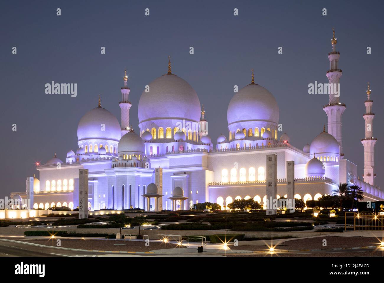 ABU DHABI, ÉMIRATS ARABES UNIS - 23 octobre 2021 : la Grande Mosquée Sheikh Zayed (SZGM) à Abu Dhabi au crépuscule / dans la soirée. Banque D'Images