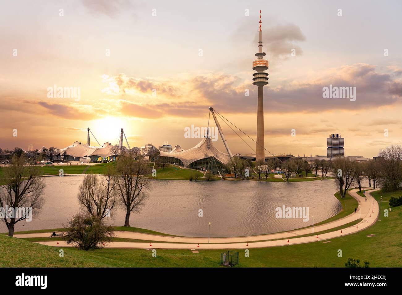 Parc Olympia à Munich Allemagne avec un étang et la grande tour au coucher du soleil Banque D'Images