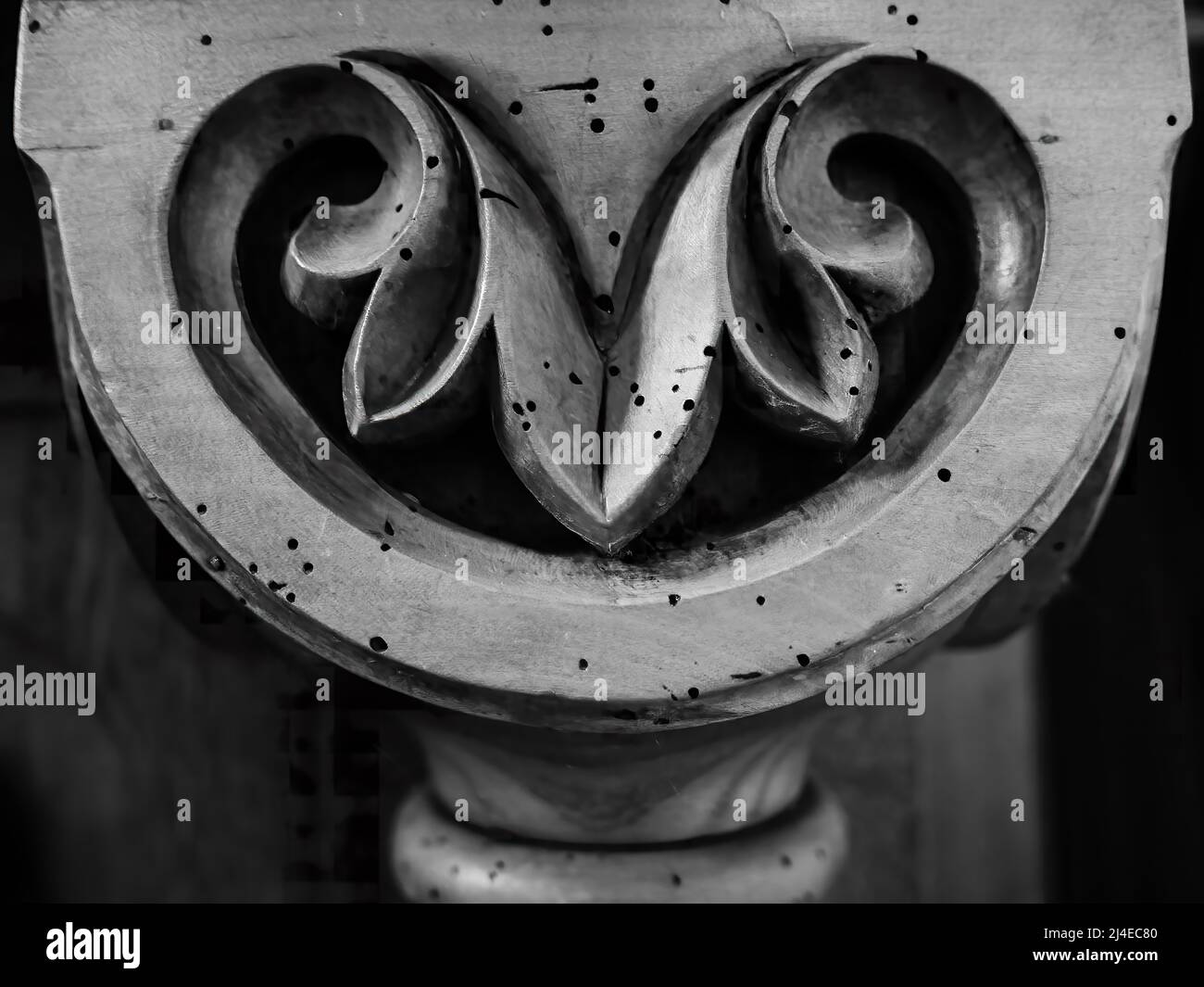 Photo monochrome de décoration en bois antique dans l'église Banque D'Images
