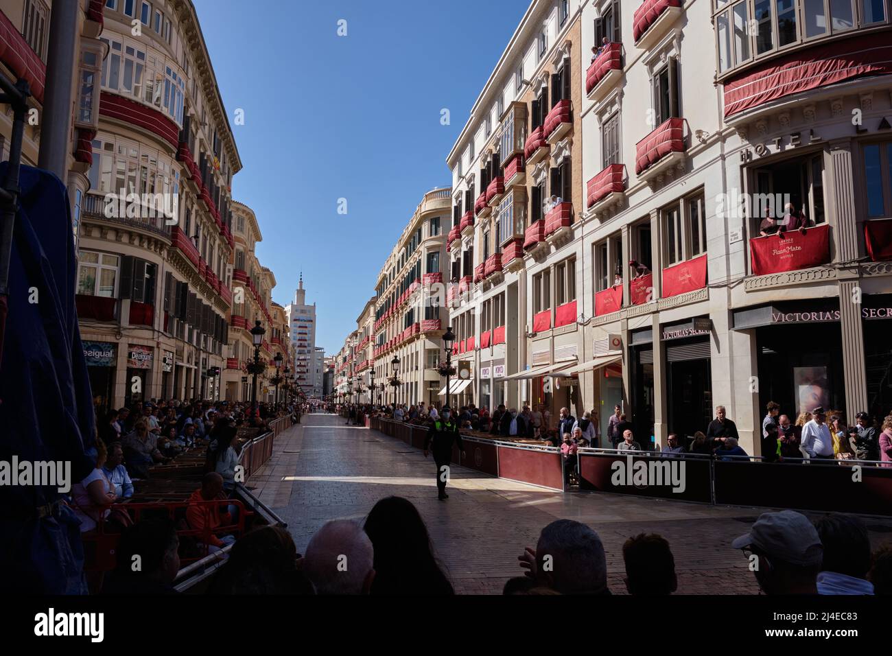 Calle Larios. Malaga, Espagne.personnes attendant de voir la procession des légionnaires. Banque D'Images