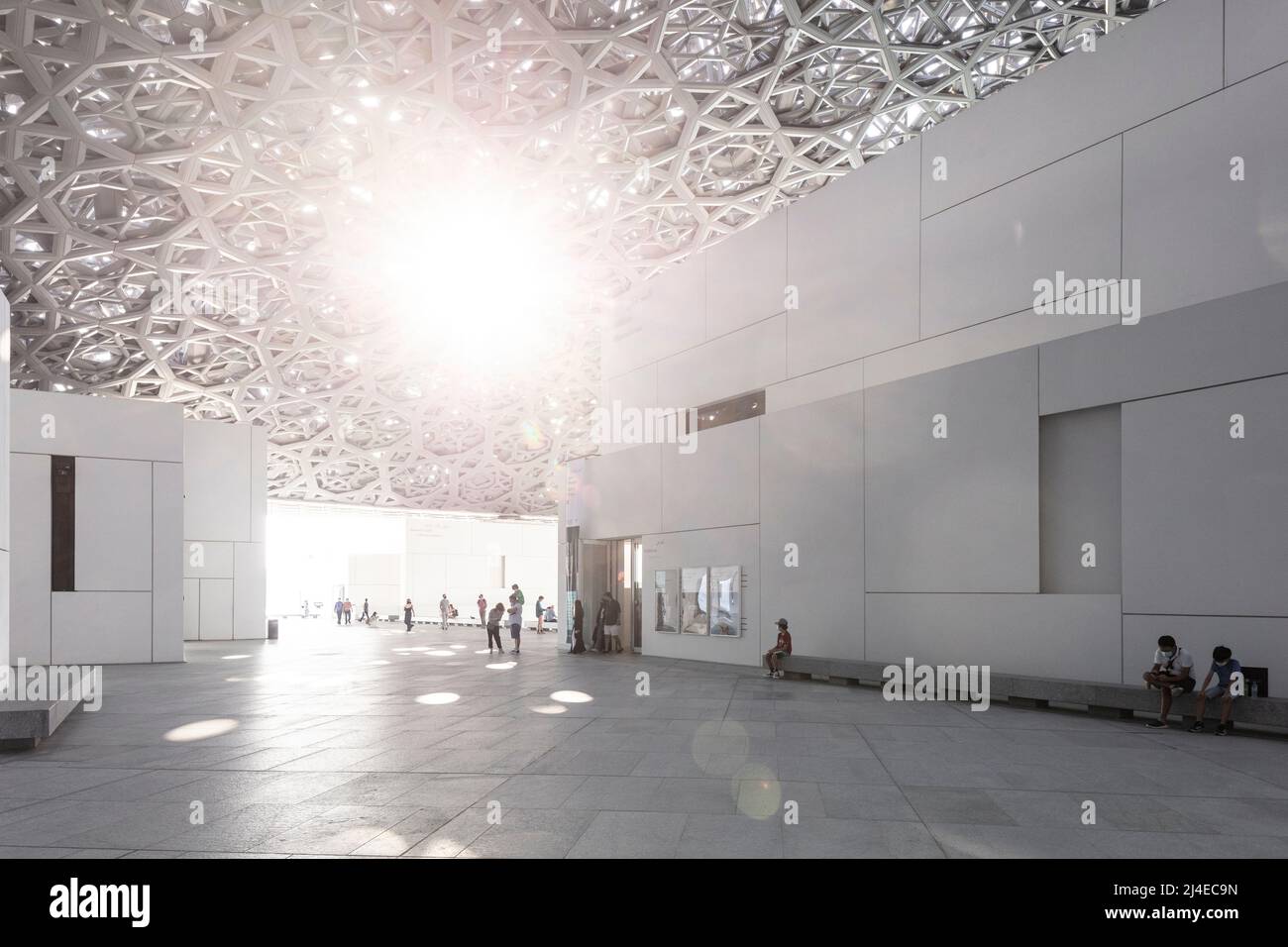 ÎLE DE SAADIYAT, ABU DHABI, ÉMIRATS ARABES UNIS - 16 octobre 2021 : le Louvre Abu Dhabi conçu par l'architecte Jean nouvel sur l'île de Saadiyat. Banque D'Images