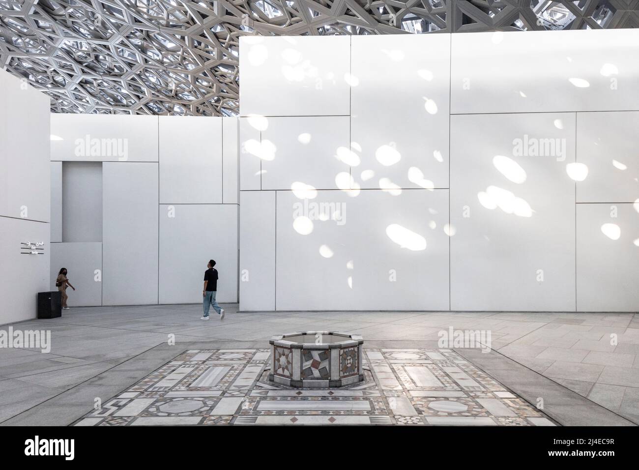 ÎLE DE SAADIYAT, ABU DHABI, ÉMIRATS ARABES UNIS - 16 octobre 2021 : le Louvre Abu Dhabi conçu par l'architecte Jean nouvel sur l'île de Saadiyat. Banque D'Images