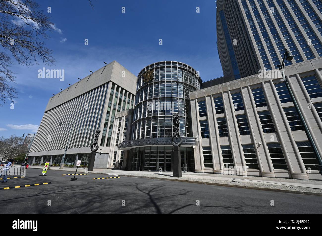 New York, États-Unis. 14th avril 2022. Vue extérieure du palais de justice fédéral de Brooklyn, New York, le 14 avril 2022. Frank James a comparu devant le tribunal pour des accusations, il a déchargé une arme à feu et utilisé des fumigènes sur un train de métro à la gare 36th Street N le 12 avril 2022. (Photo par Anthony Behar/Sipa USA) crédit: SIPA USA/Alay Live News Banque D'Images