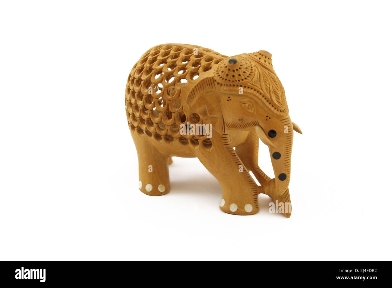 Souvenir indien traditionnel. Éléphant indien. Souvenir en bois isolé sur blanc Banque D'Images