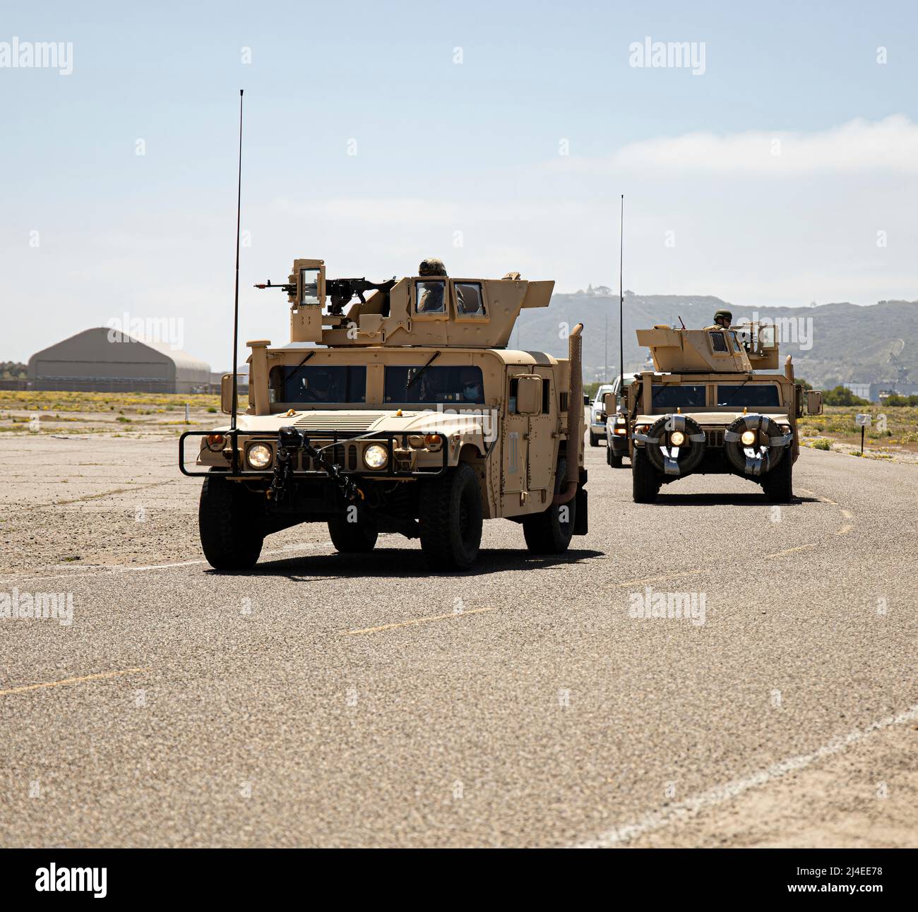 Véhicules à roues polyvalents haute mobilité - SAN DIEGO, Californie, (avril 8, 2021) des marins de l'escadron de la sécurité expéditionnaire maritime un pilote de véhicule polyvalent à roues de haute mobilité (HMMWV) du Groupe de la sécurité expéditionnaire maritime (MESG) 1 évaluation de la formation à bord de la Station aérienne navale de North Island. La Force expéditionnaire maritime est une capacité de base de la Marine qui assure la sécurité portuaire et portuaire, la sécurité des biens de grande valeur et la sécurité maritime dans les voies navigables côtières et intérieures. (U. S. Navy photo par Gunner’s Mate 1st Class Christopher Olson/publié) Banque D'Images