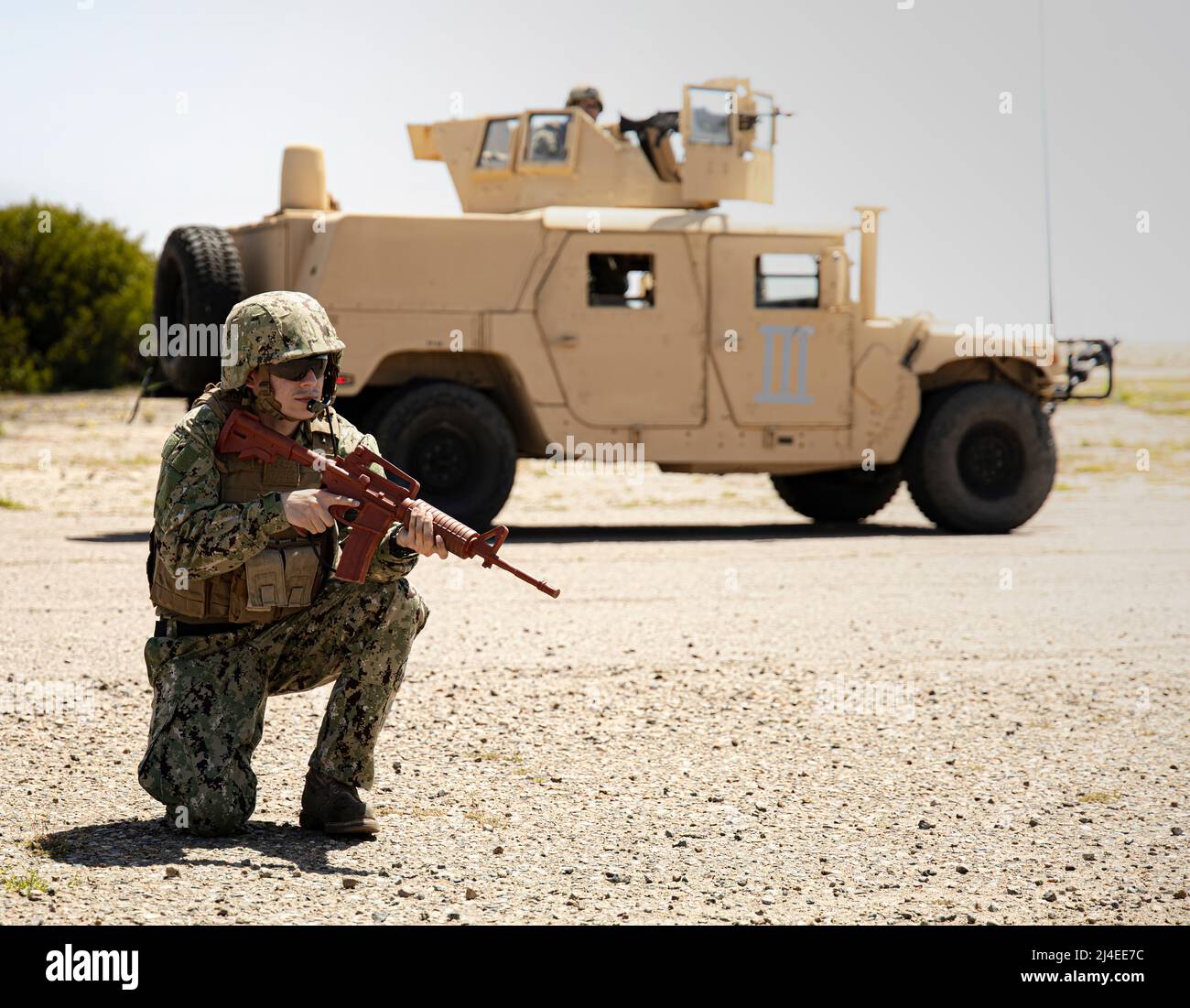 Véhicules à roues polyvalents haute mobilité - SAN DIEGO, Californie, (avril 8, 2021) des marins de l'escadron de la sécurité expéditionnaire maritime un pilote de véhicule polyvalent à roues de haute mobilité (HMMWV) du Groupe de la sécurité expéditionnaire maritime (MESG) 1 évaluation de la formation à bord de la Station aérienne navale de North Island. La Force expéditionnaire maritime est une capacité de base de la Marine qui assure la sécurité portuaire et portuaire, la sécurité des biens de grande valeur et la sécurité maritime dans les voies navigables côtières et intérieures. (U. S. Navy photo par Gunner’s Mate 1st Class Christopher Olson/publié) Banque D'Images