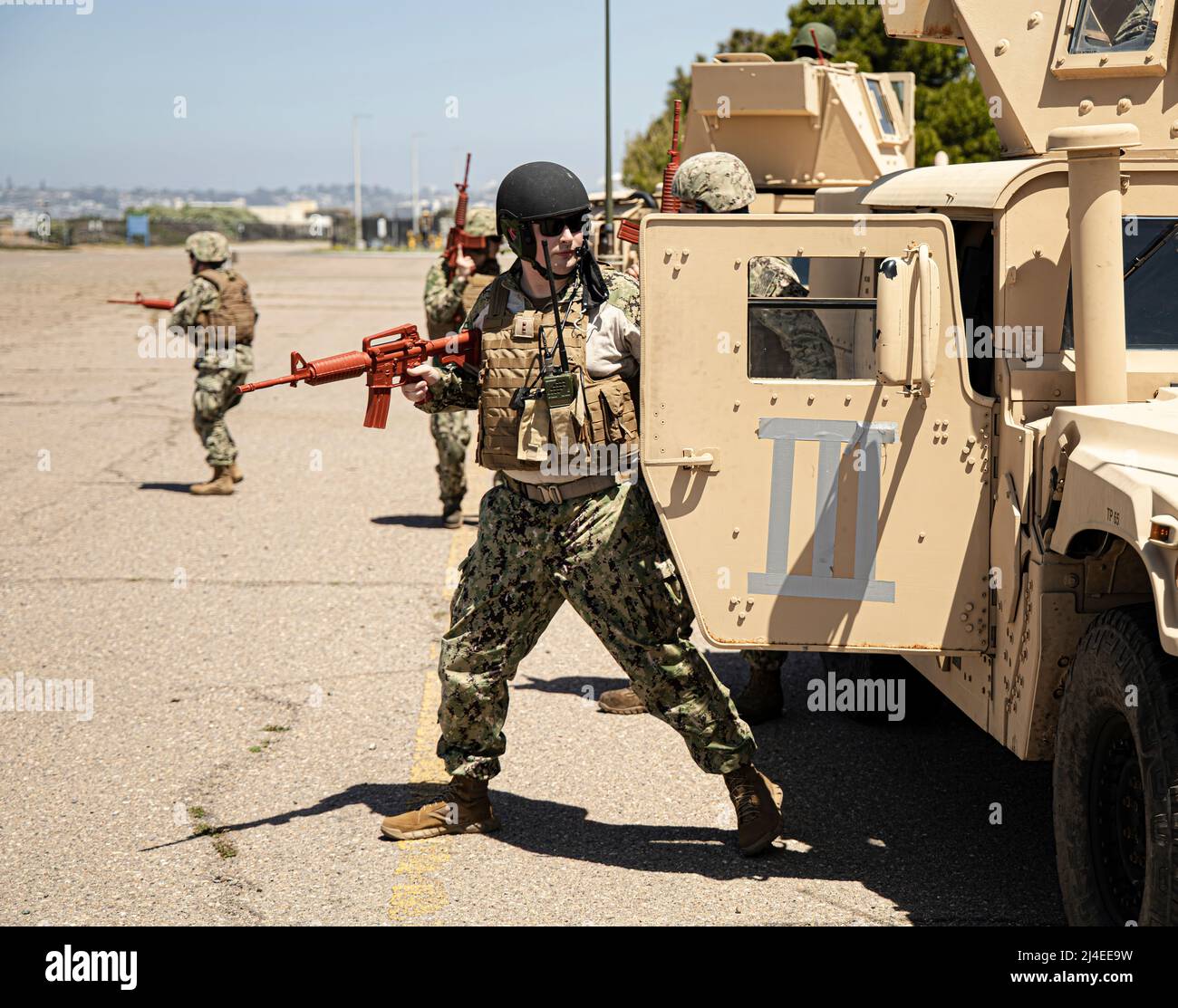 SAN DIEGO, Californie, (avril 8, 2021) des marins de l'escadron de la sécurité expéditionnaire maritime un pilote de véhicule polyvalent à roues de haute mobilité (HMMWV) du Groupe de la sécurité expéditionnaire maritime (MESG) 1 évaluation de la formation à bord de la Station aérienne navale de North Island. La Force expéditionnaire maritime est une capacité de base de la Marine qui assure la sécurité portuaire et portuaire, la sécurité des biens de grande valeur et la sécurité maritime dans les voies navigables côtières et intérieures. (U. S. Navy photo par Gunner’s Mate 1st Class Christopher Olson/publié) Banque D'Images