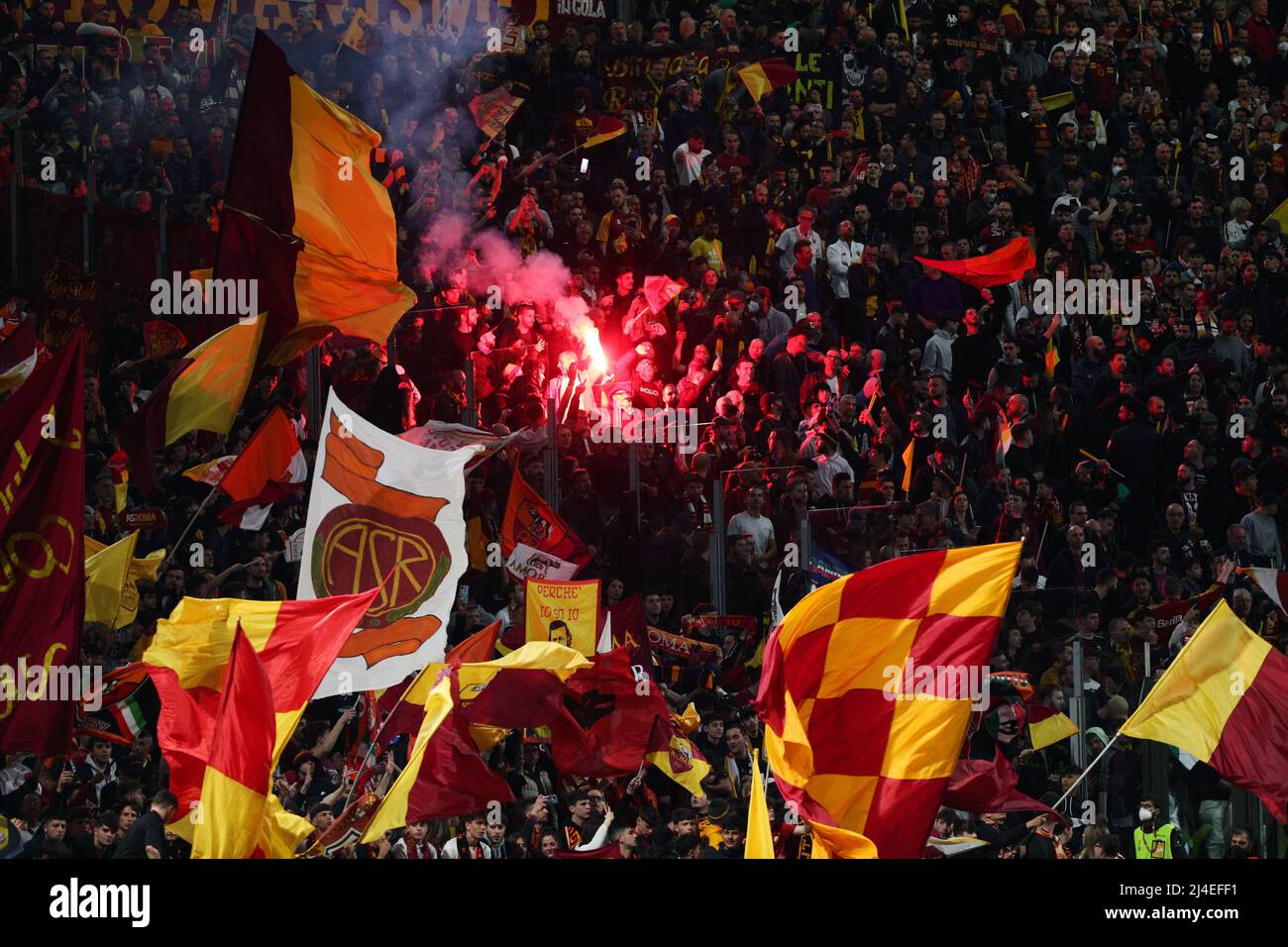 Supporters de Roms devant la Ligue de la Conférence de l'UEFA, quart de finale, match de football à 2nd jambes entre AS Roma et FK Bodo Glimt le 14 avril 2022 au Stadio Olimpico à Rome, Italie - photo Federico Proietti / DPPI Banque D'Images