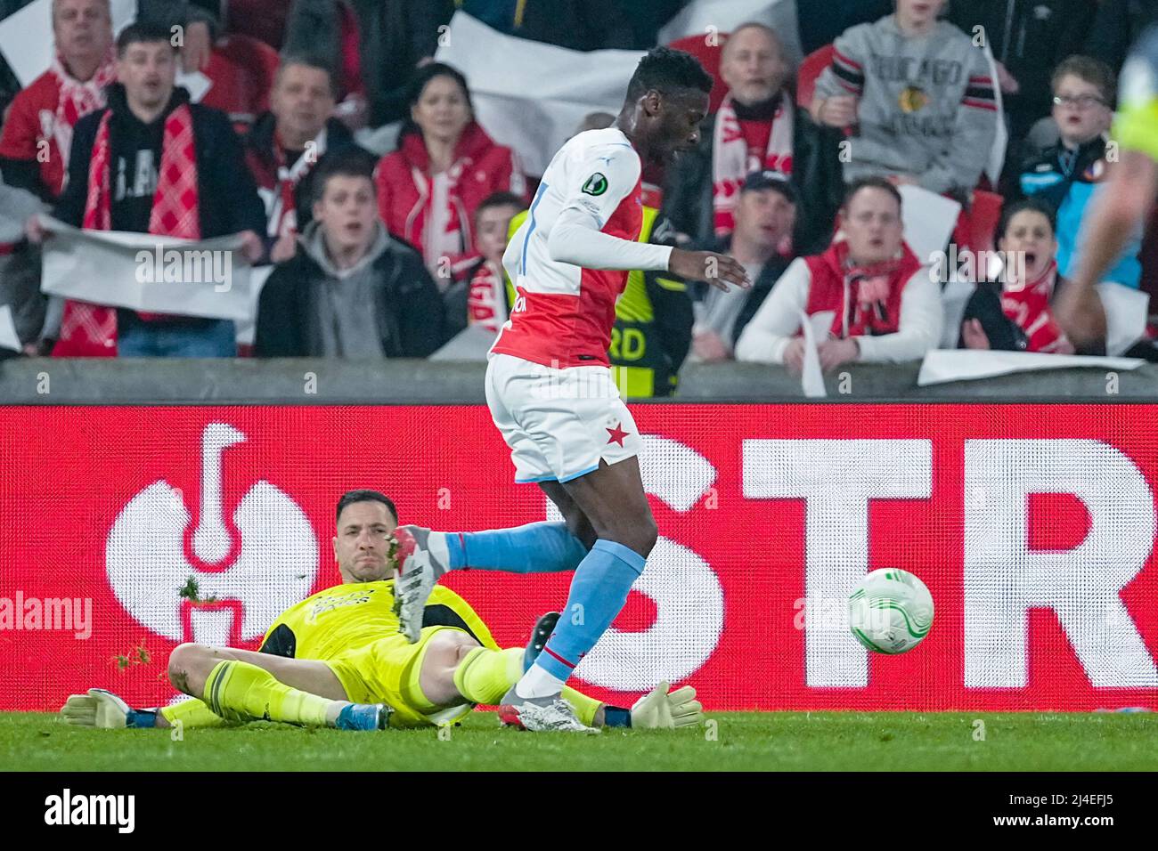 PRAGUE, PAYS-BAS - AVRIL 14: Ibrahim Traore de SK Slavia Prague marque le 1-1 contre le gardien de but Ofir Marciano de Feyenoord lors du quart de finale UEFA Europa League match entre Slavia Prague et Feyenoord à Eden Arena le 14 avril 2022 à Prague, pays-Bas (photo de Geert van Erven/Orange Pictures) Banque D'Images