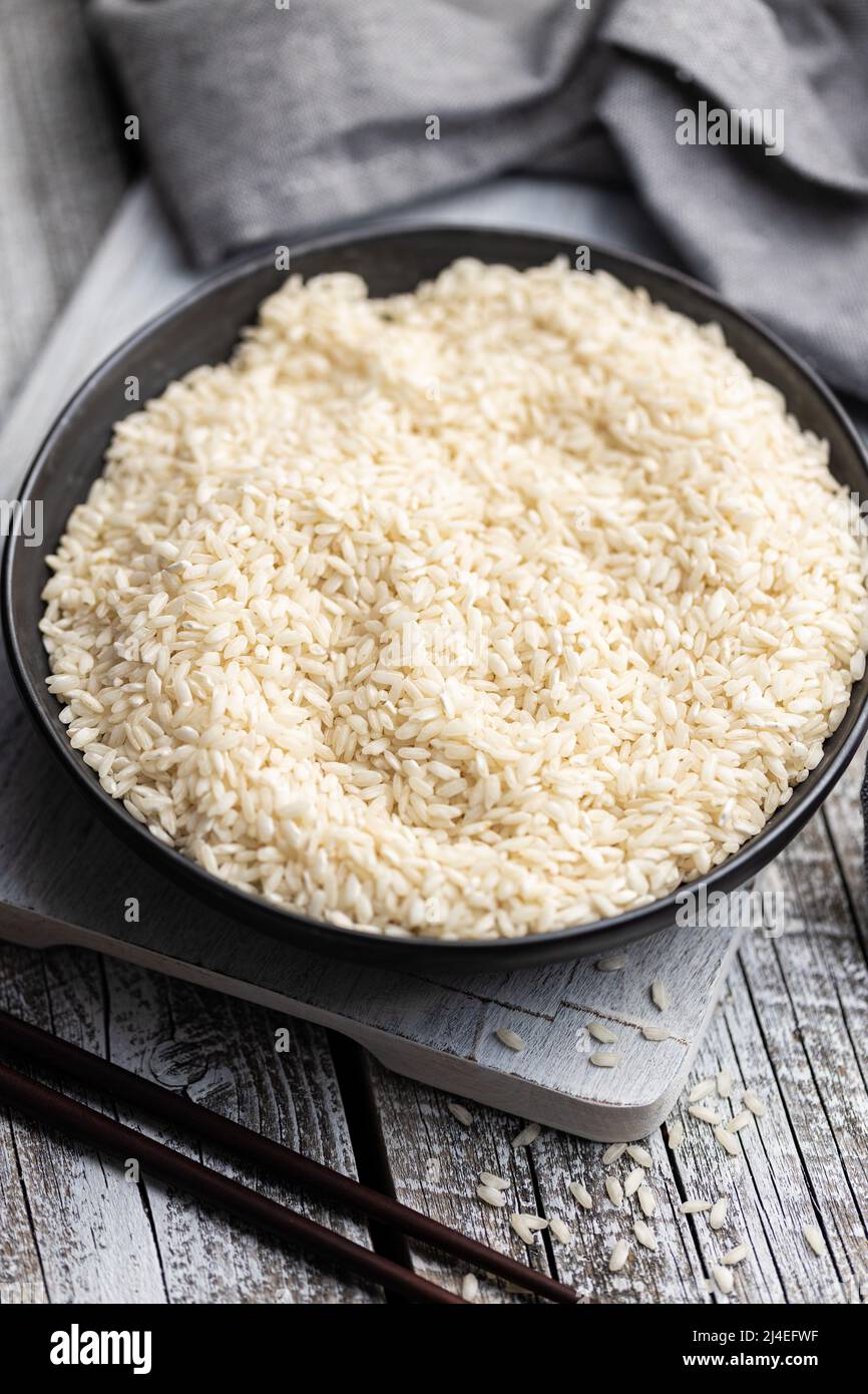 Riz au risotto carnaroli non cuit dans un bol. Banque D'Images