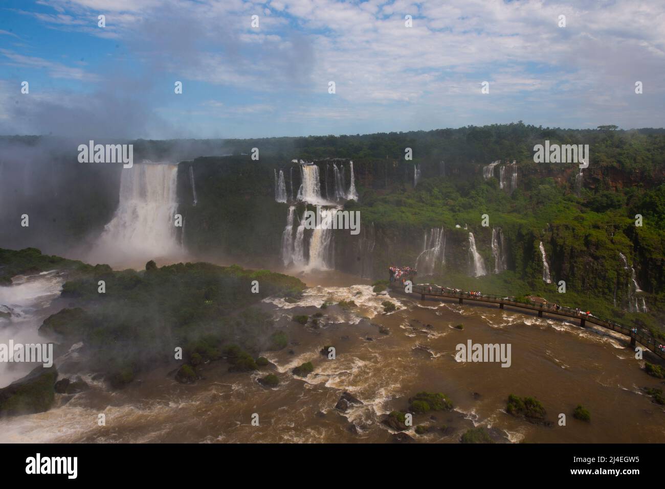Les chutes d'Iguazu, l'une des plus grandes au monde, à la frontière du Brésil, en Argentine, est une destination touristique populaire dans l'État de Paraná, au Brésil Banque D'Images