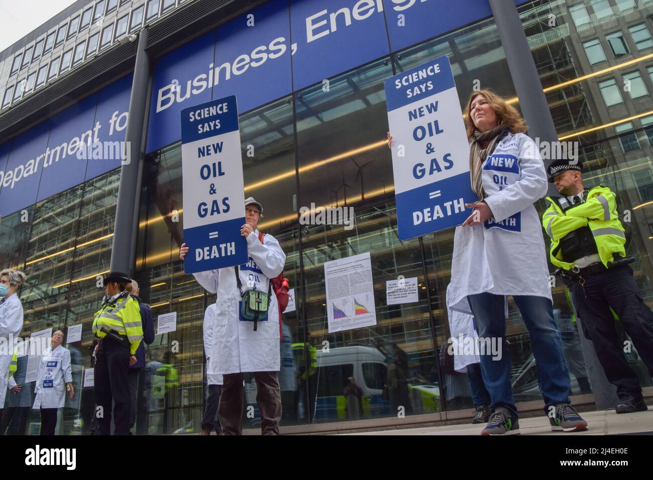 Londres, Royaume-Uni, 13th avril 2022. Les scientifiques se sont collés au ministère des Affaires, de l'énergie et de la Stratégie industrielle pour protester contre les combustibles fossiles et exiger que le gouvernement agisse sur le changement climatique. Cette action s'inscrivait dans le cadre des manifestations de la rébellion contre l'extinction qui ont lieu autour de la capitale. Banque D'Images