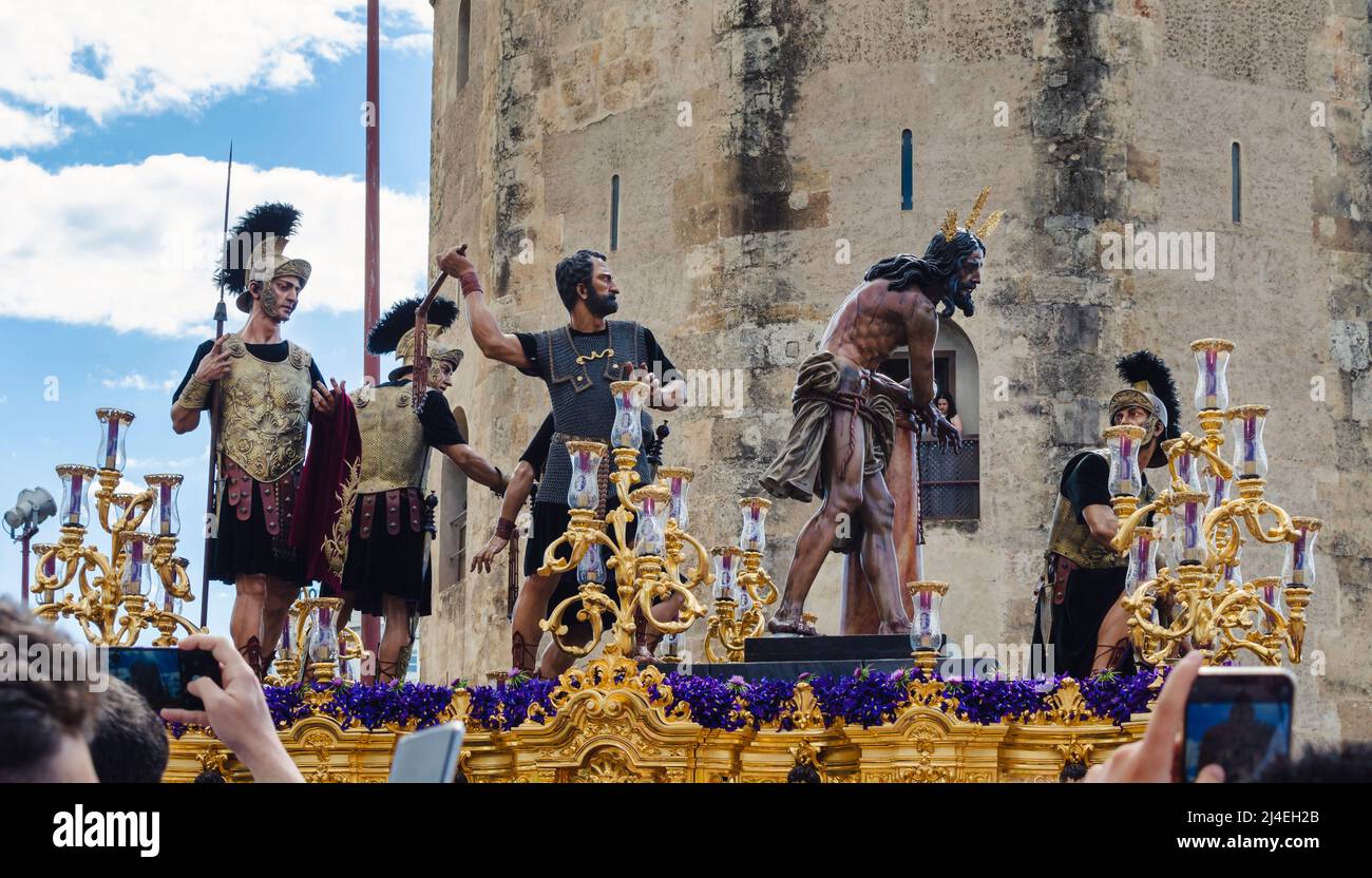 Séville, Espagne; 14 avril 2022: Confrérie de Las Cigarreras dans une procession pendant la semaine sainte. Banque D'Images