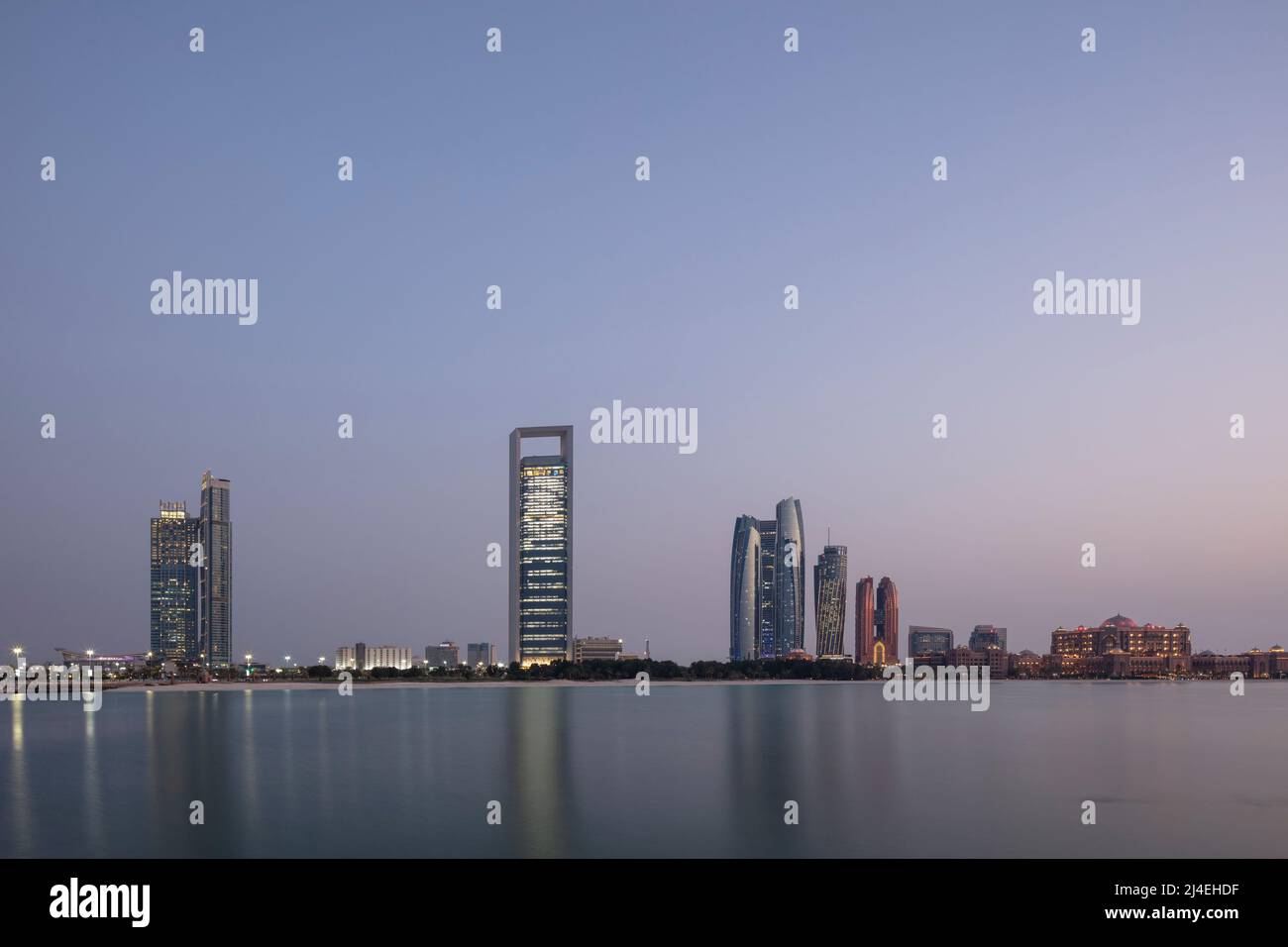 ABU DHABI, ÉMIRATS ARABES UNIS - 25 octobre 2021 : (G-D) Un paysage de tours de la nation, du siège de l'ADNOC, des tours Etihad et du Palais Emirates. Banque D'Images