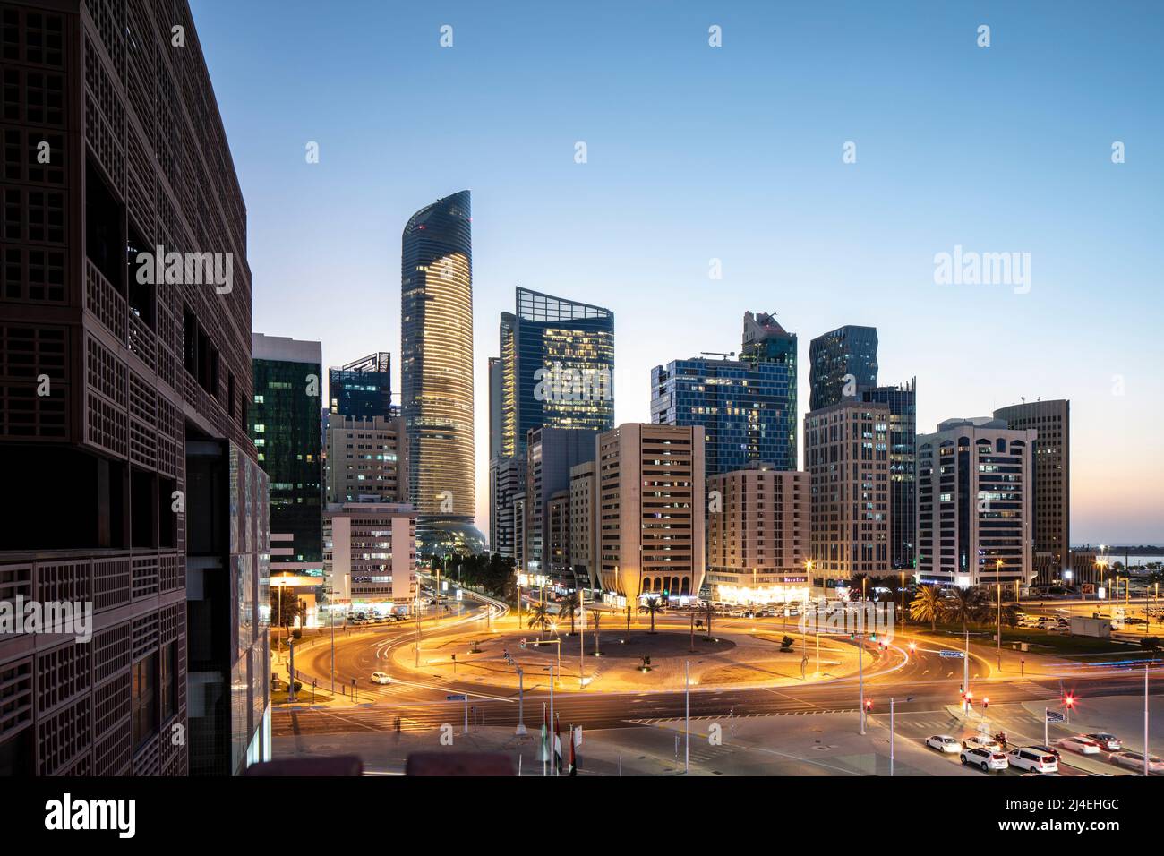 ABU DHABI, ÉMIRATS ARABES UNIS - 30 octobre 2021 : tours de bureaux et de logements autour de la place Etihad sur la rue Sheikh Rashid Bin Saeed à Abu Dhabi. Banque D'Images