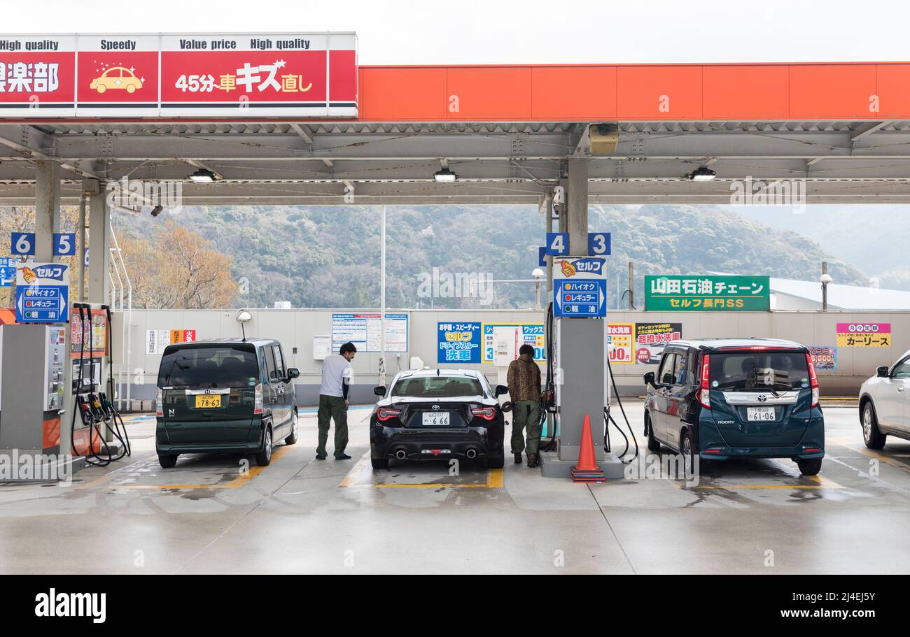Voiture de ravitaillement à la station de ravitaillement, Nagato, Japon Banque D'Images