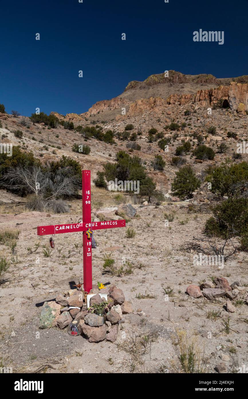 Douglas, Arizona - Une croix marque l'endroit où un immigrant sans papiers, Carmelo Cruz Marcos, a été tué par balle par un agent de la patrouille frontalière américaine Banque D'Images