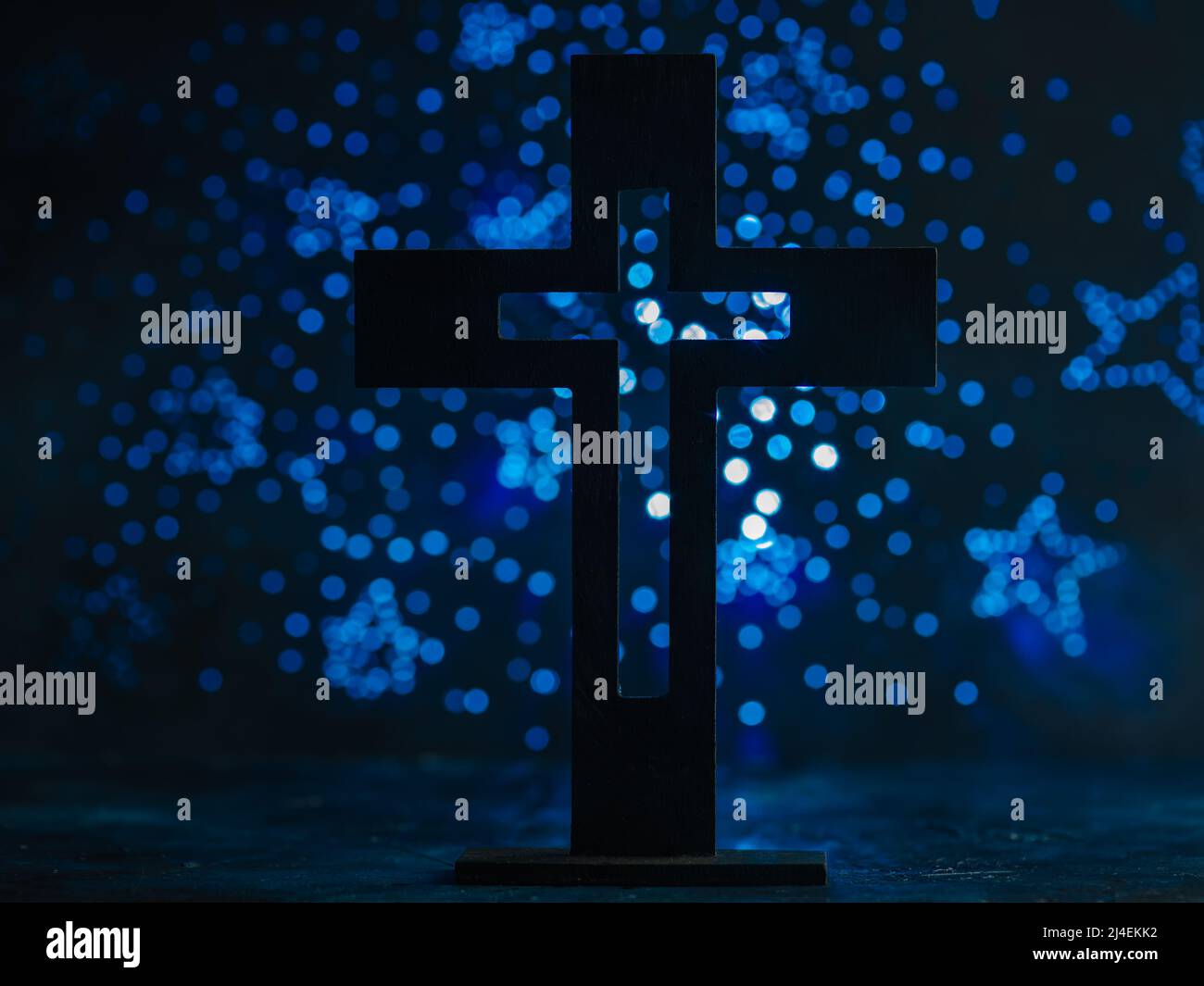 Grande croix catholique sur fond bleu foncé avec étoiles scintillantes. Religion, Christianisme, Catholicisme, foi, spiritualité, prière, amour, pardon Banque D'Images