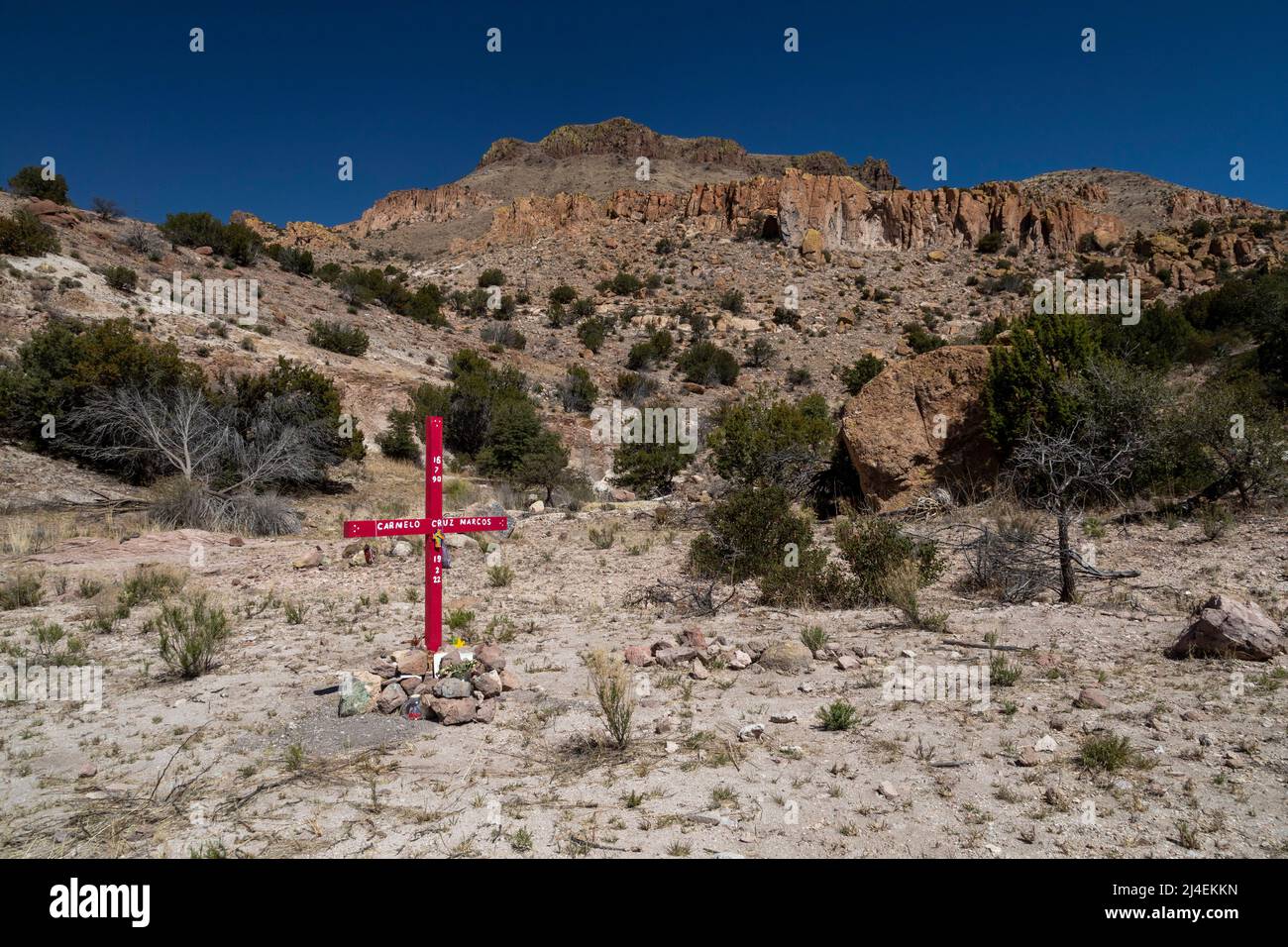 Douglas, Arizona - Une croix marque l'endroit où un immigrant sans papiers, Carmelo Cruz Marcos, a été tué par balle par un agent de la patrouille frontalière américaine Banque D'Images