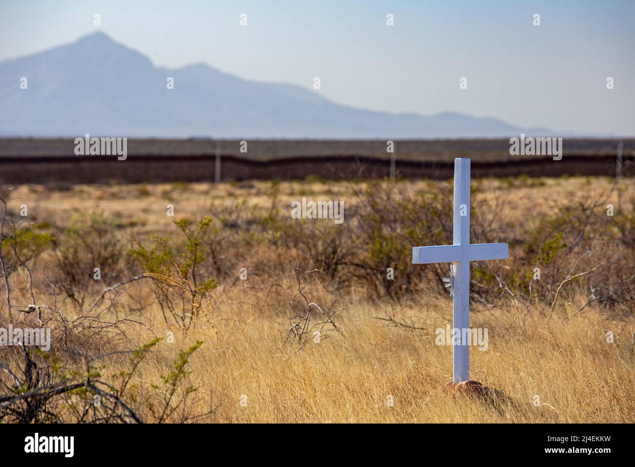 Douglas, Arizona - Une croix blanche se dresse juste au nord de la barrière frontalière entre les États-Unis et le Mexique. Les restes de près de 4 000 migrants ont été trouvés dans la sout Banque D'Images
