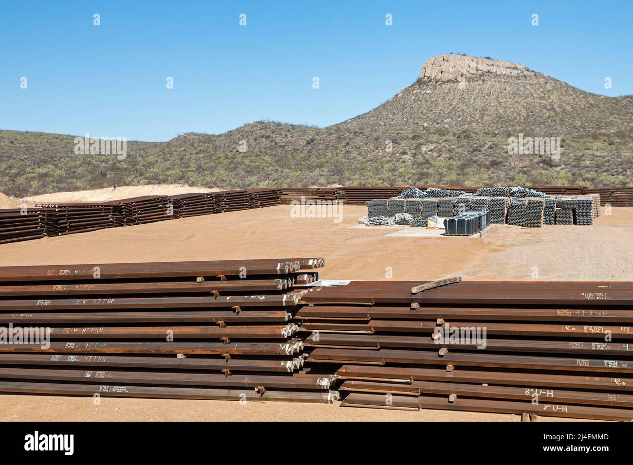 Douglas, Arizona - des panneaux de clôture et d'autres matériaux pour la barrière le long de la frontière entre les États-Unis et le Mexique sont inutilisés, plus d'un an après le président Donald Banque D'Images