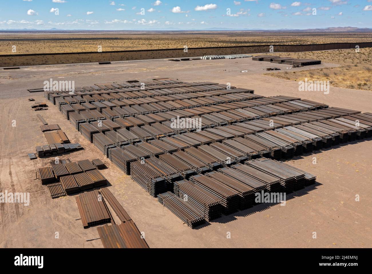 Columbus, Nouveau-Mexique - les panneaux de clôture pour la barrière le long de la frontière entre les États-Unis et le Mexique sont inutilisés., à côté d'une section existante de la clôture, plus d'un vous Banque D'Images