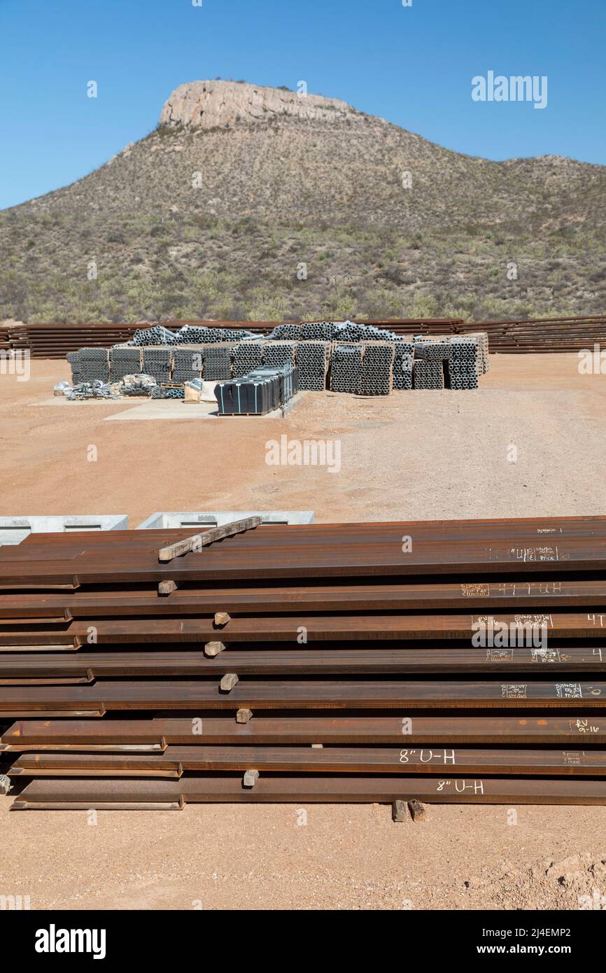 Douglas, Arizona – les panneaux de clôture de la barrière le long de la frontière entre les États-Unis et le Mexique ne sont pas utilisés, plus d'un an après le départ du président Donald Trump. P Banque D'Images