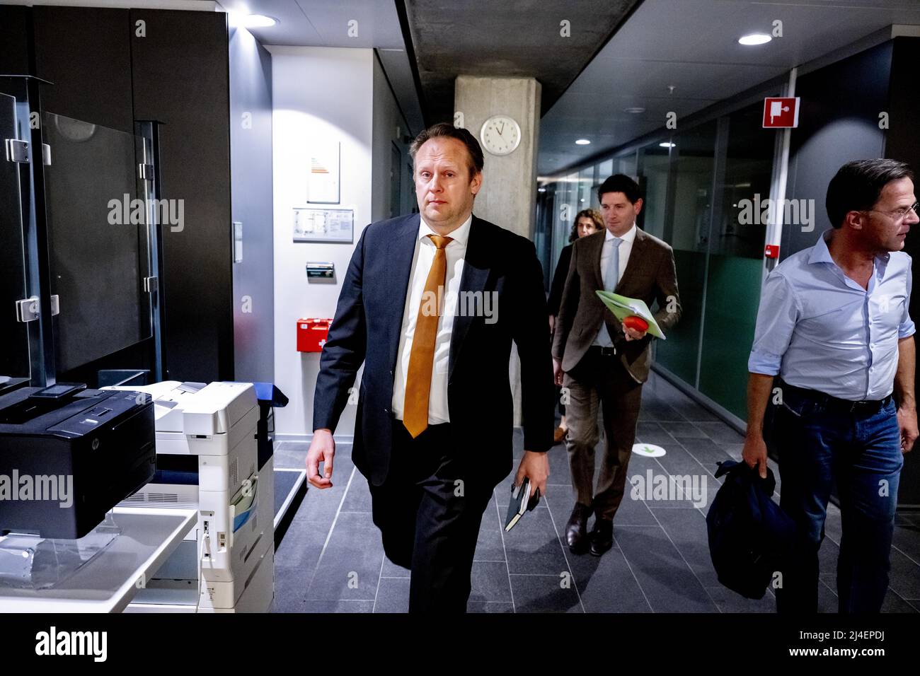 2022-04-14 23:04:23 LA HAYE - Pieter Heerma CDA, Premier ministre Mark Rutte et Jan Paternotte D66 au ministère des Finances après la réunion de coalition sur le Mémorandum de printemps. ANP ROBIN UTRECHT pays-bas - belgique sortie Banque D'Images