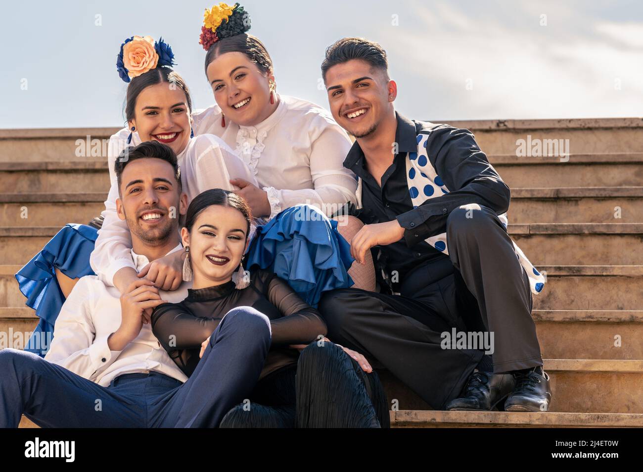 groupe de 4 apprentis danseurs de flamenco avec leur professeur regardant la caméra avec un sourire sur leur visage Banque D'Images