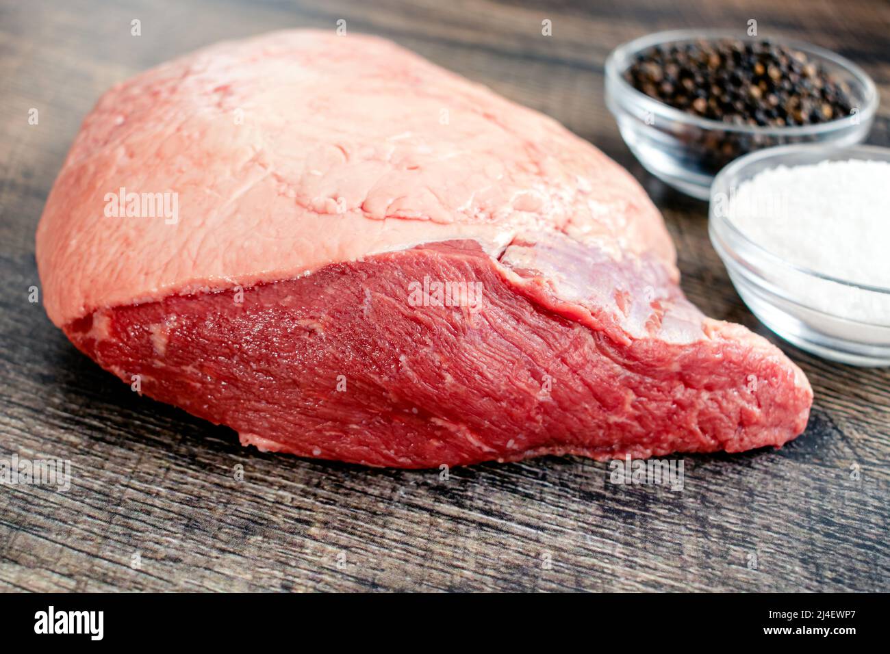 Saladier à sushi au saumon épicé avec légumes et riz : ingrédients du rouleau de sushi à base de saumon servis dans un bol peu profond avec sauce trempée et baguettes Banque D'Images