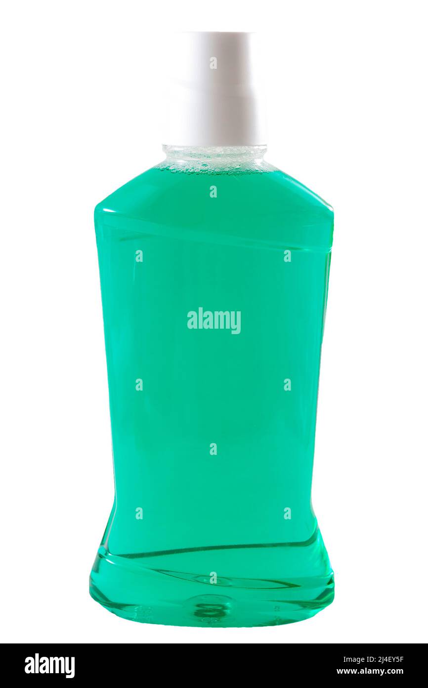 Produits de soins buccaux, propreté et hygiène dentaire concept avec un flacon de bain de bouche avec liquide vert isolé sur fond blanc avec un piton à clipping Banque D'Images