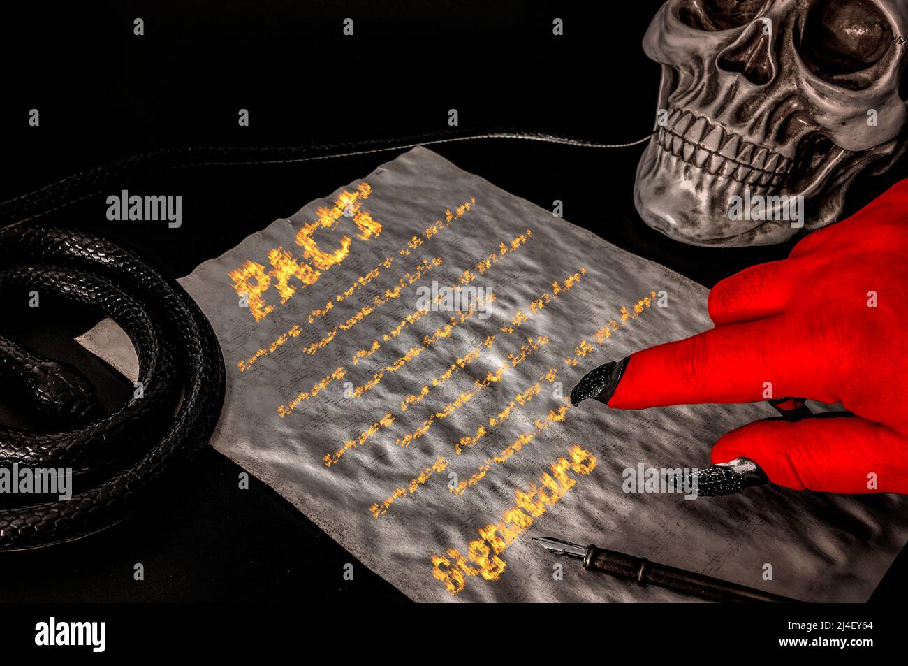 Pacte ou traiter avec le diable, faustian négocier et vendre son âme à Satan concept avec la main rouge avec des griffes pointant sur un contrat écrit en feu Banque D'Images
