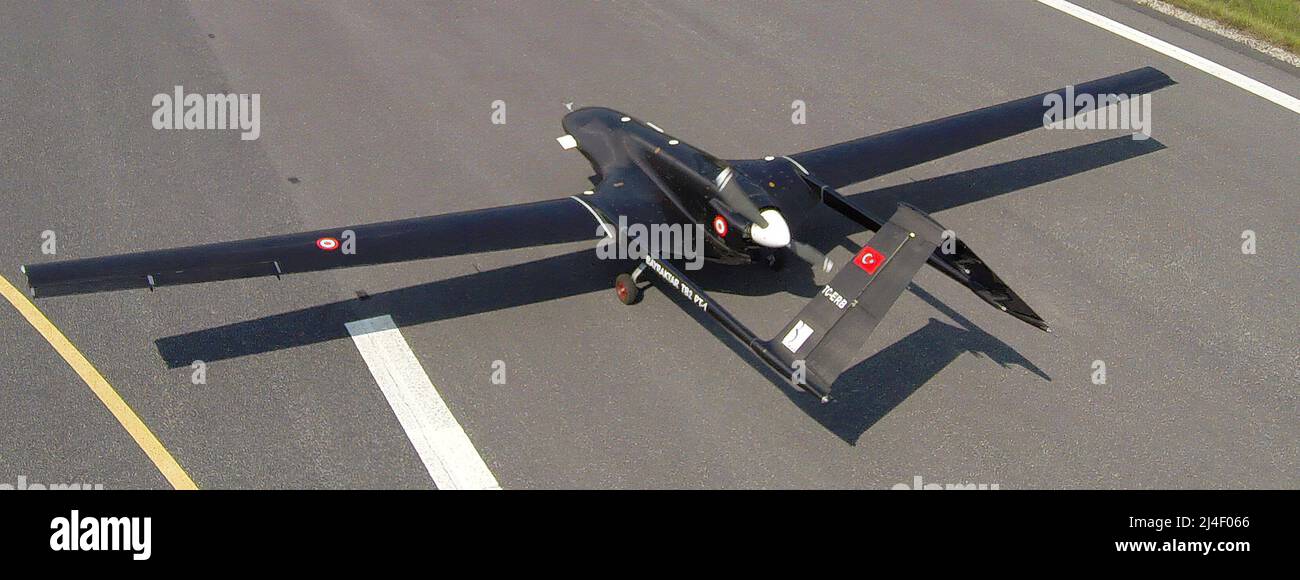 Le Bayraktar TB2 serait l'UAV utilisé par les Ukrainiens pour lancer des missiles contre le navire de guerre russe Moskva. Le Bayraktar TB2 est un véhicule aérien de combat sans pilote (UCAV) de moyenne altitude d'endurance (HOMME), capable d'effectuer des opérations de vol à distance ou autonomes. Il est fabriqué par la société turque Baykar Makina Sanayi ve Ticaret A.Ş., principalement pour les forces armées turques. Les avions sont contrôlés et contrôlés par une équipe aérienne dans une station de contrôle au sol, y compris l'emploi d'armes. Banque D'Images