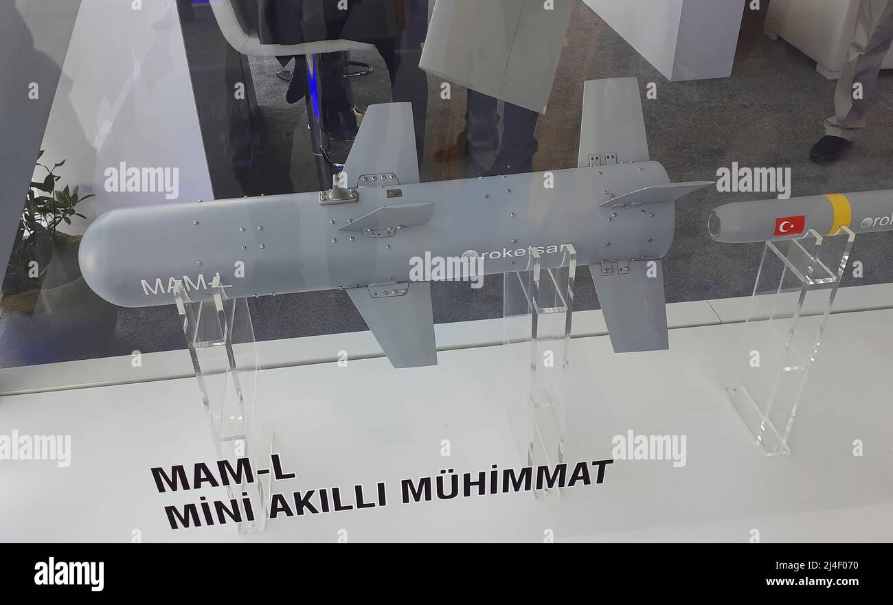 Missles compatibles avec le Bayraktar TB2 qui est rapporté comme l'UAV les Ukrainiens ont utilisé pour lancer des missiles contre le navire de guerre russe ' Moskva '. Le Bayraktar TB2 est un véhicule aérien de combat sans pilote (UCAV) de moyenne altitude d'endurance (HOMME), capable d'effectuer des opérations de vol à distance ou autonomes. Il est fabriqué par la société turque Baykar Makina Sanayi ve Ticaret A.Ş., principalement pour les forces armées turques. Les avions sont contrôlés et contrôlés par une équipe aérienne dans une station de contrôle au sol, y compris l'emploi d'armes. Banque D'Images